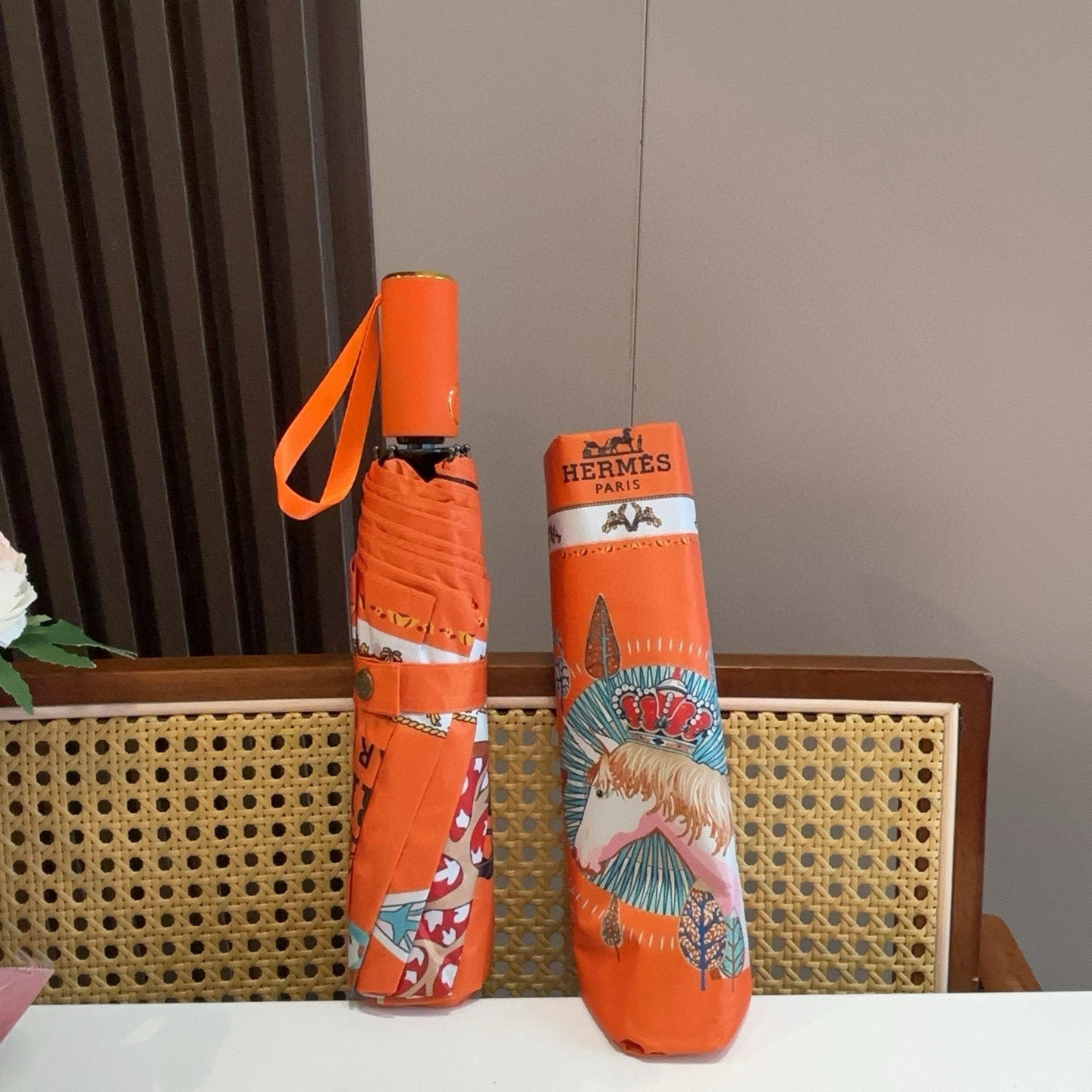 爱马仕（Hermès）   新款 极品H家三折自动伞重磅呈现 以其精湛的工艺技术和源源不断的想像力 新涂