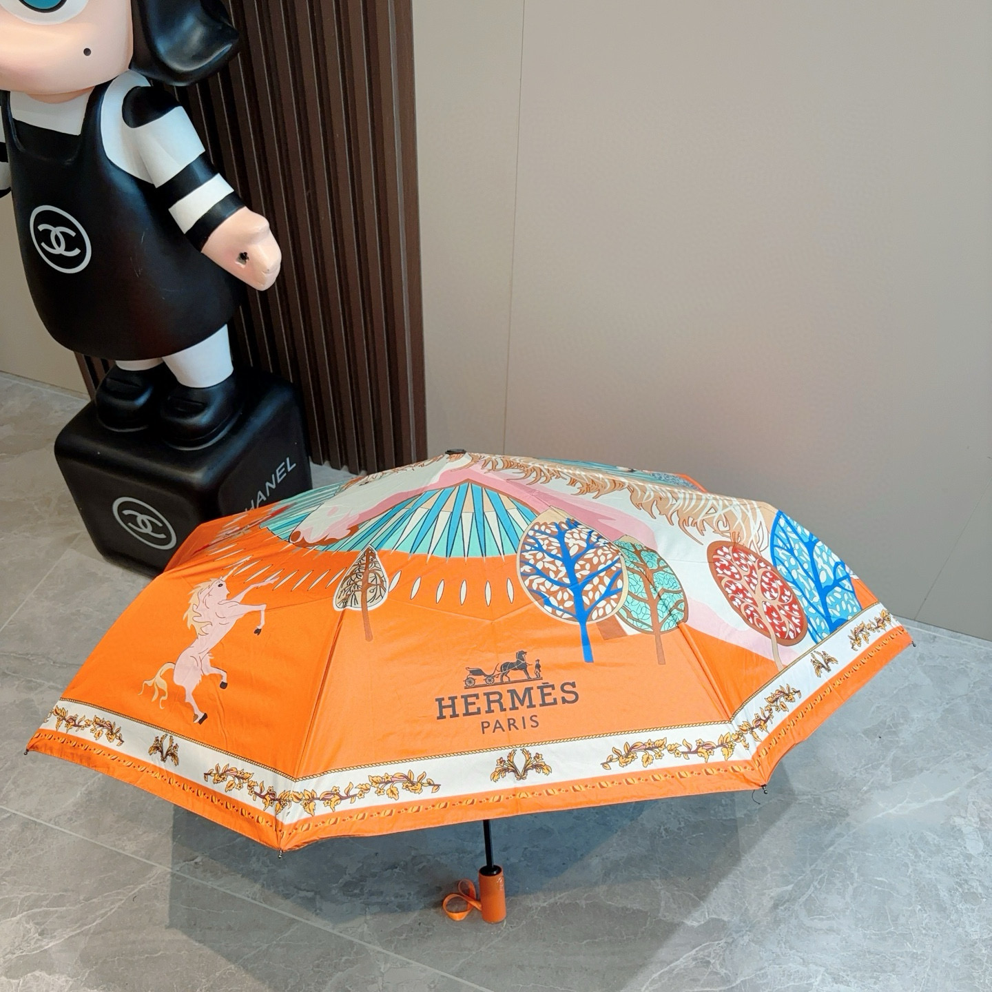 爱马仕（Hermès）   新款 极品H家三折自动伞重磅呈现 以其精湛的工艺技术和源源不断的想像力 新涂