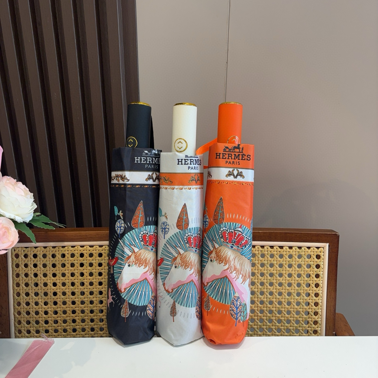 爱马仕（Hermès）   新款 极品H家三折自动伞重磅呈现 以其精湛的工艺技术和源源不断的想像力 新涂