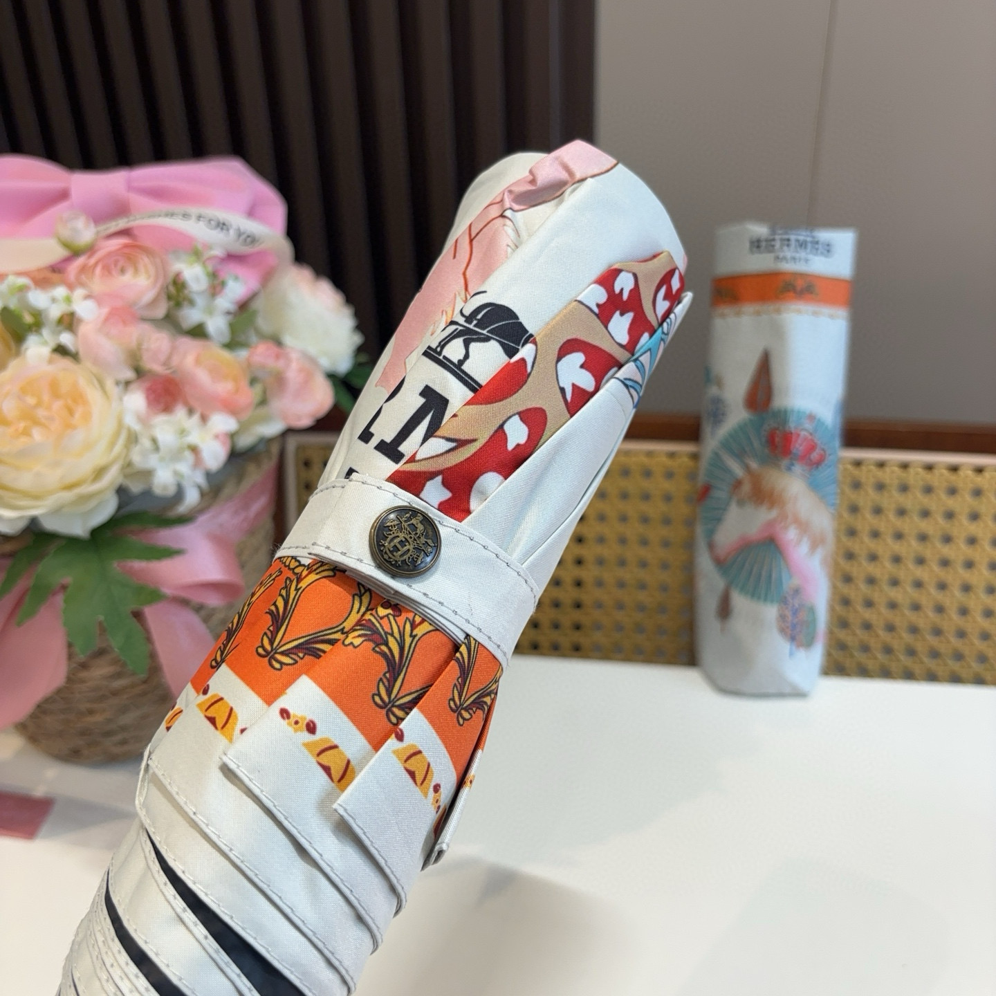 爱马仕（Hermès）   新款 极品H家三折自动伞重磅呈现 以其精湛的工艺技术和源源不断的想像力 新涂