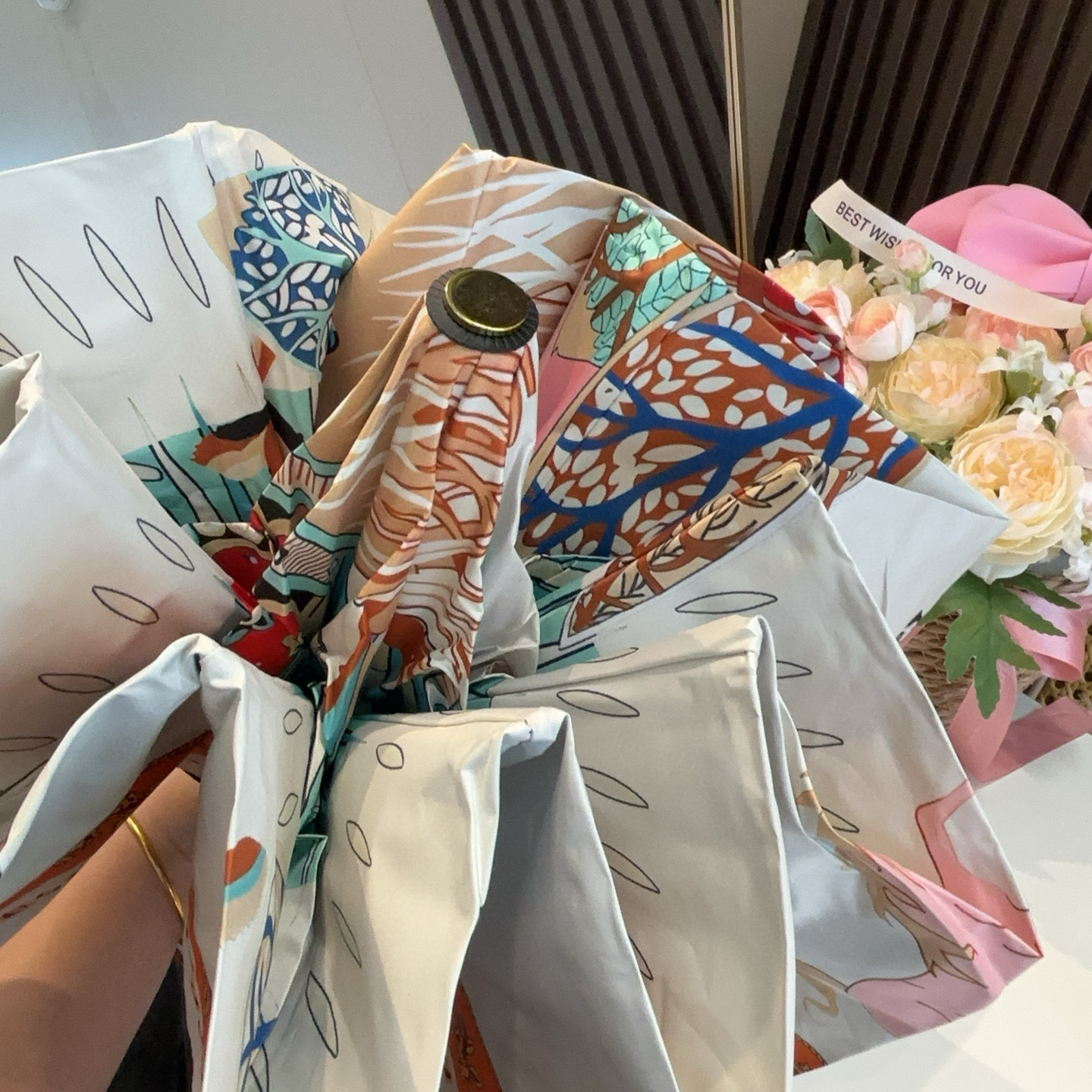 爱马仕（Hermès）   新款 极品H家三折自动伞重磅呈现 以其精湛的工艺技术和源源不断的想像力 新涂