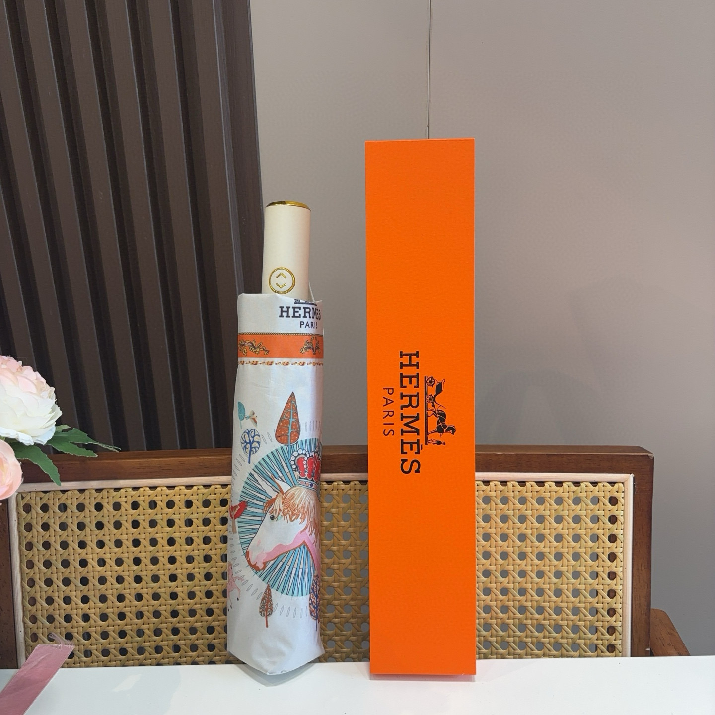 爱马仕（Hermès）   新款 极品H家三折自动伞重磅呈现 以其精湛的工艺技术和源源不断的想像力 新涂