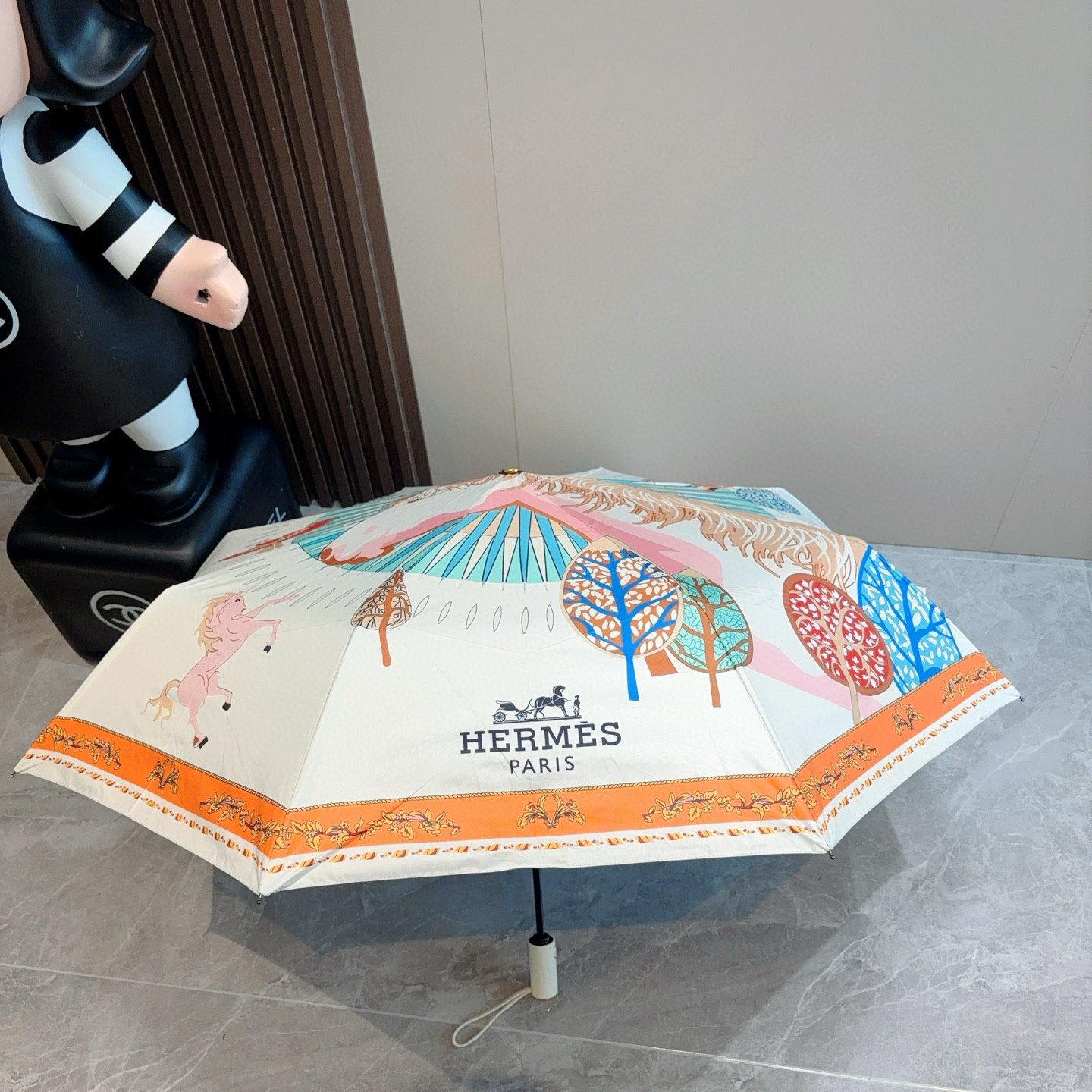 爱马仕（Hermès）   新款 极品H家三折自动伞重磅呈现 以其精湛的工艺技术和源源不断的想像力 新涂