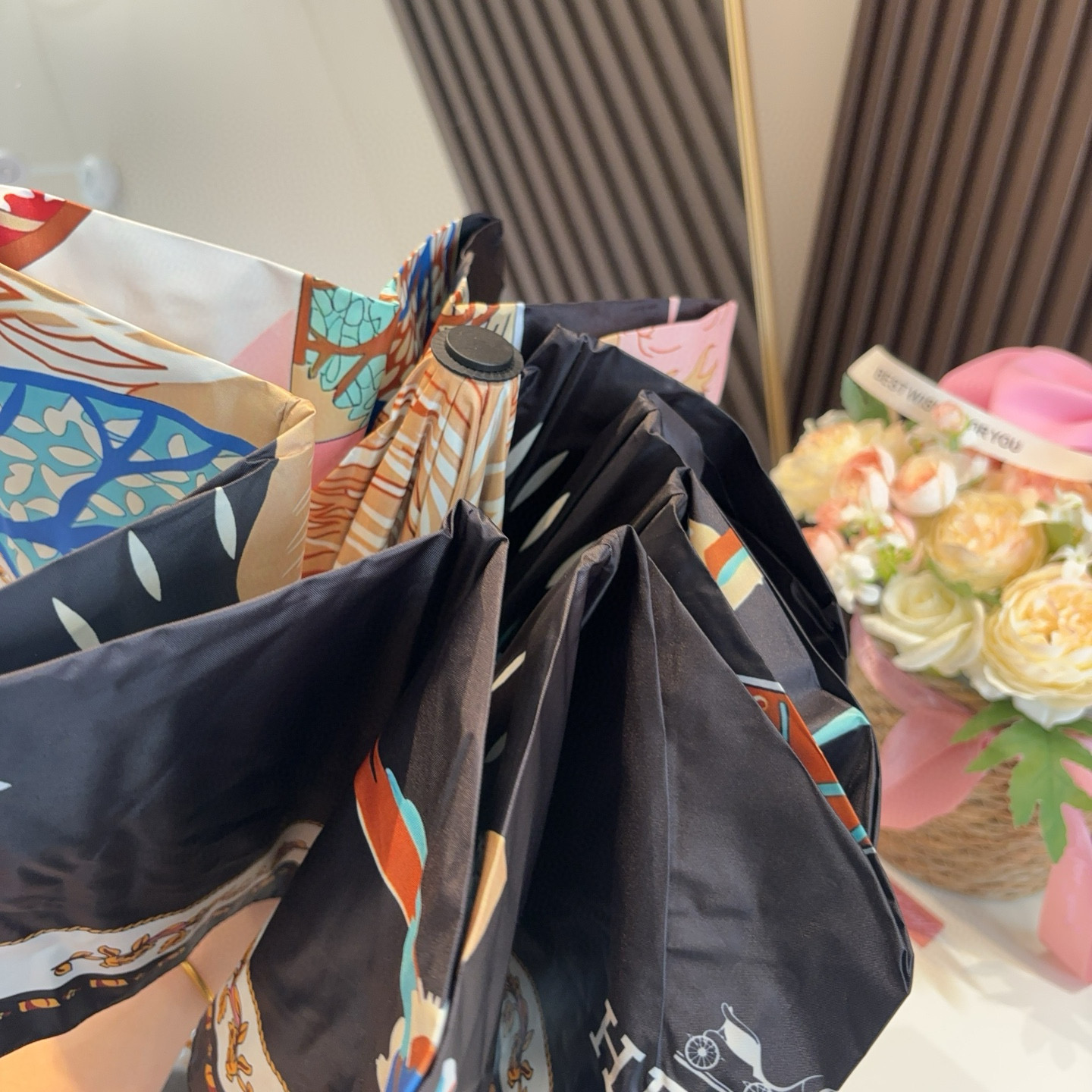 爱马仕（Hermès）   新款 极品H家三折自动伞重磅呈现 以其精湛的工艺技术和源源不断的想像力 新涂