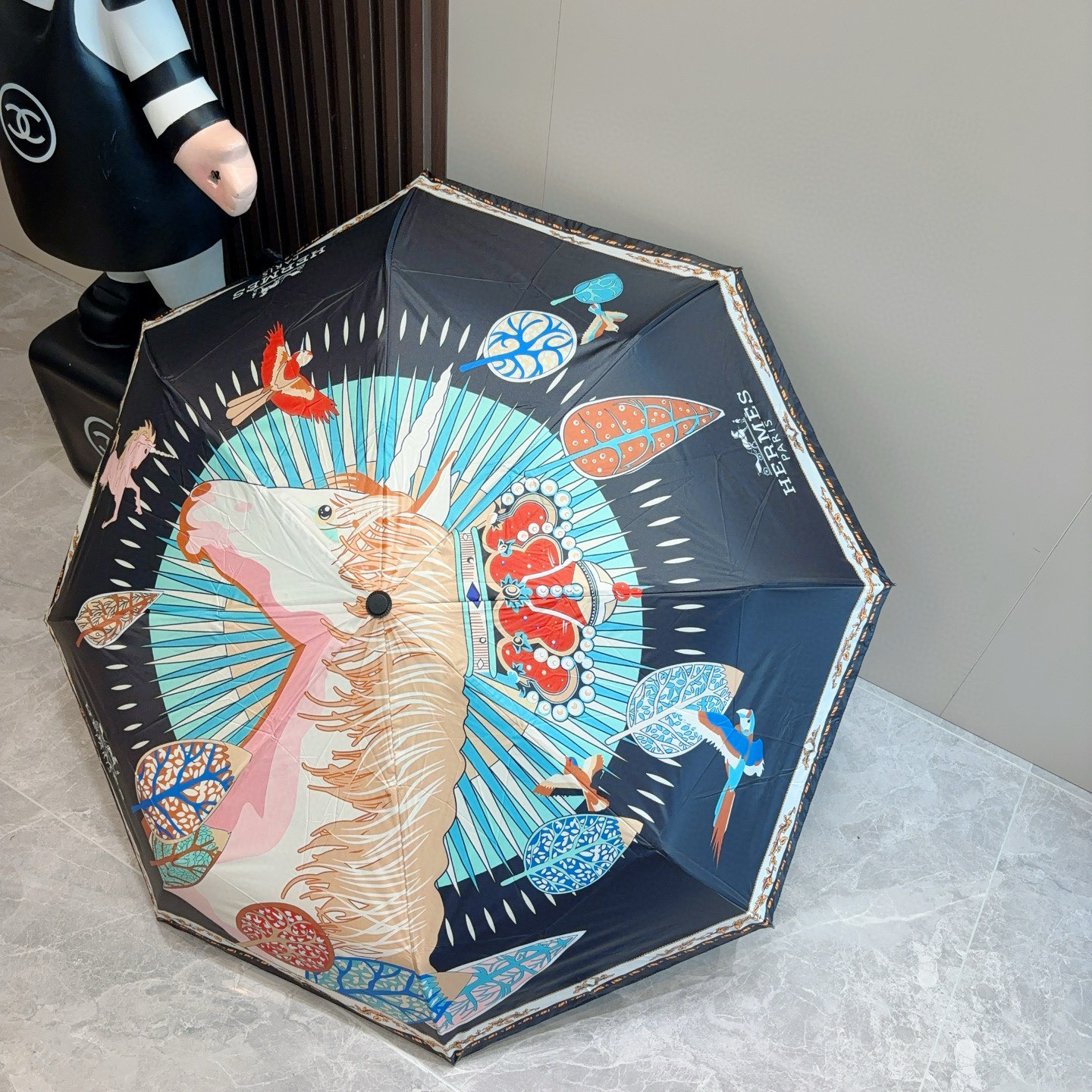 爱马仕（Hermès）   新款 极品H家三折自动伞重磅呈现 以其精湛的工艺技术和源源不断的想像力 新涂