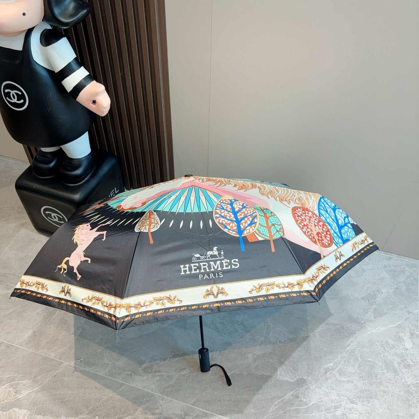 爱马仕（Hermès）   新款 极品H家三折自动伞重磅呈现 以其精湛的工艺技术和源源不断的想像力 新涂