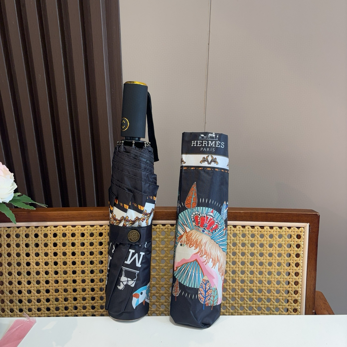 爱马仕（Hermès）   新款 极品H家三折自动伞重磅呈现 以其精湛的工艺技术和源源不断的想像力 新涂