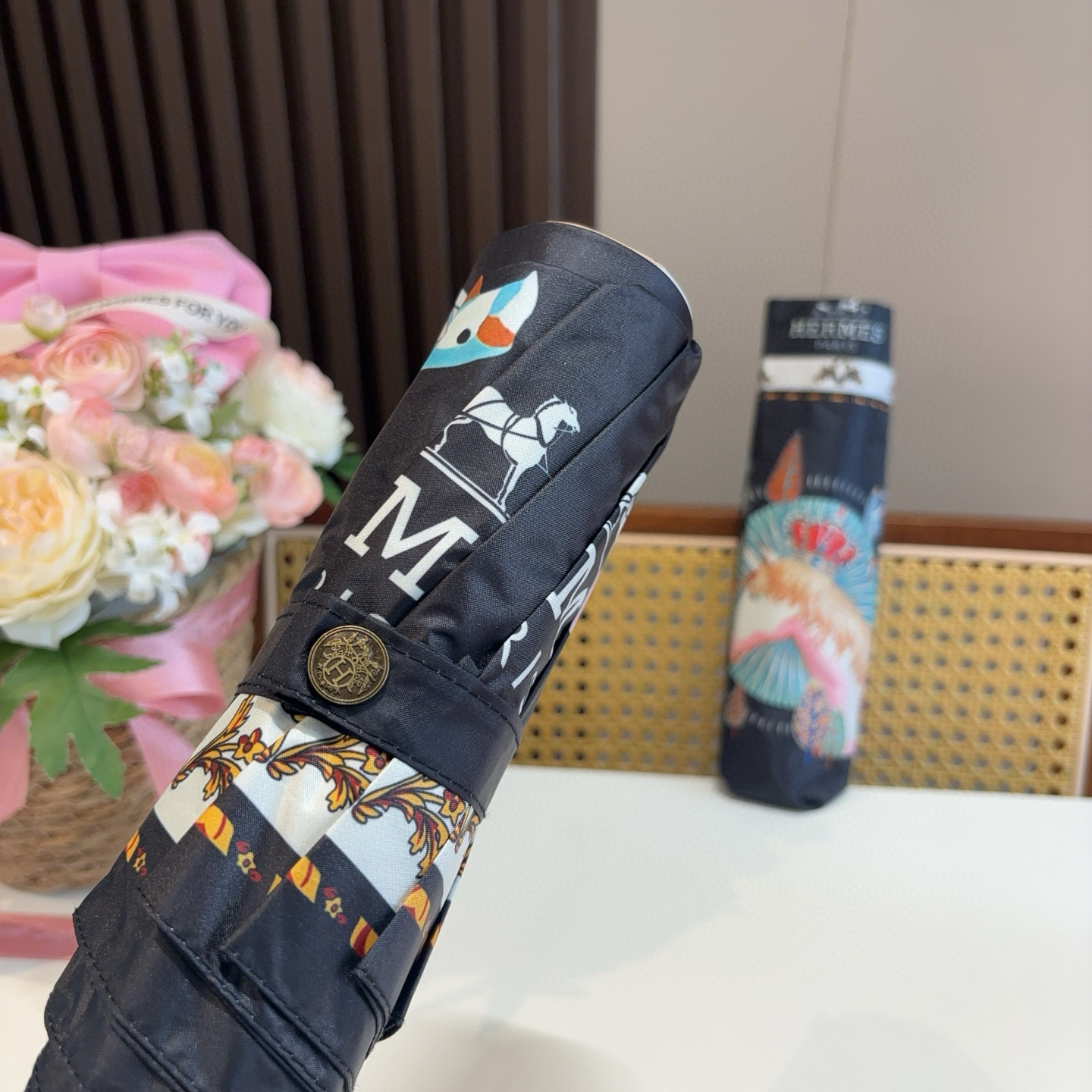 爱马仕（Hermès）   新款 极品H家三折自动伞重磅呈现 以其精湛的工艺技术和源源不断的想像力 新涂