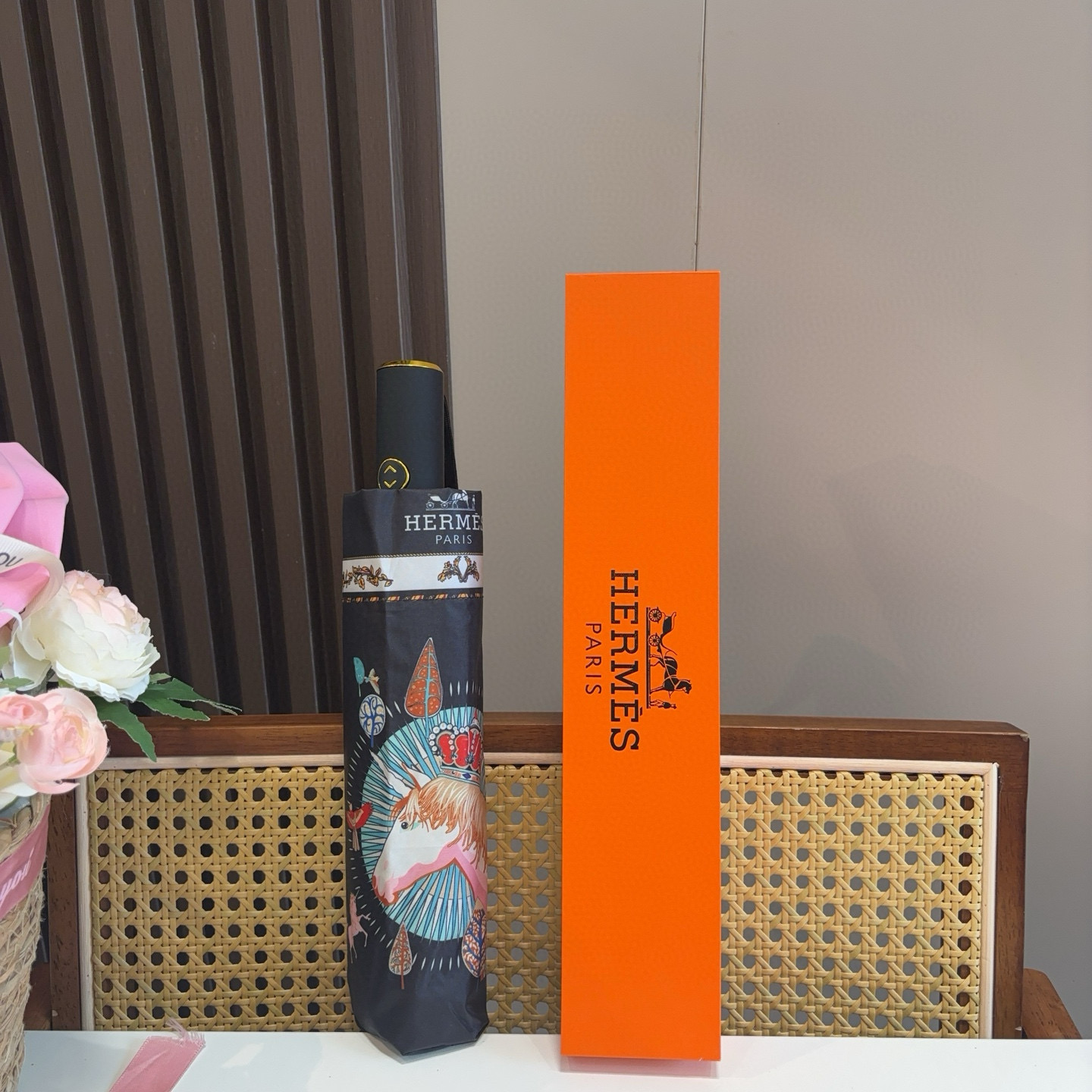 爱马仕（Hermès）   新款 极品H家三折自动伞重磅呈现 以其精湛的工艺技术和源源不断的想像力 新涂