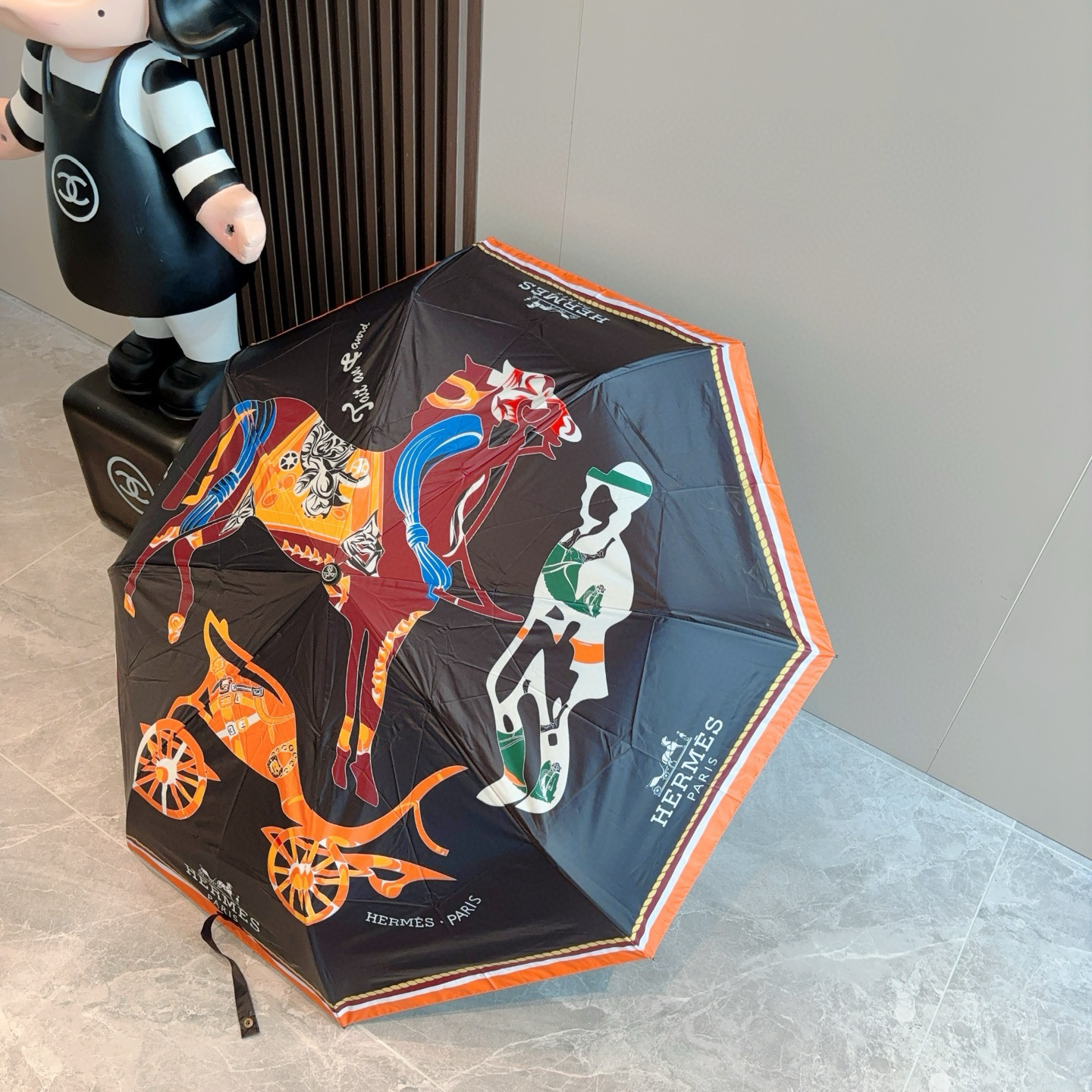 爱马仕（Hermès）   新款 极品H家三折自动伞重磅呈现 以其精湛的工艺技术和源源不断的想像力 新涂