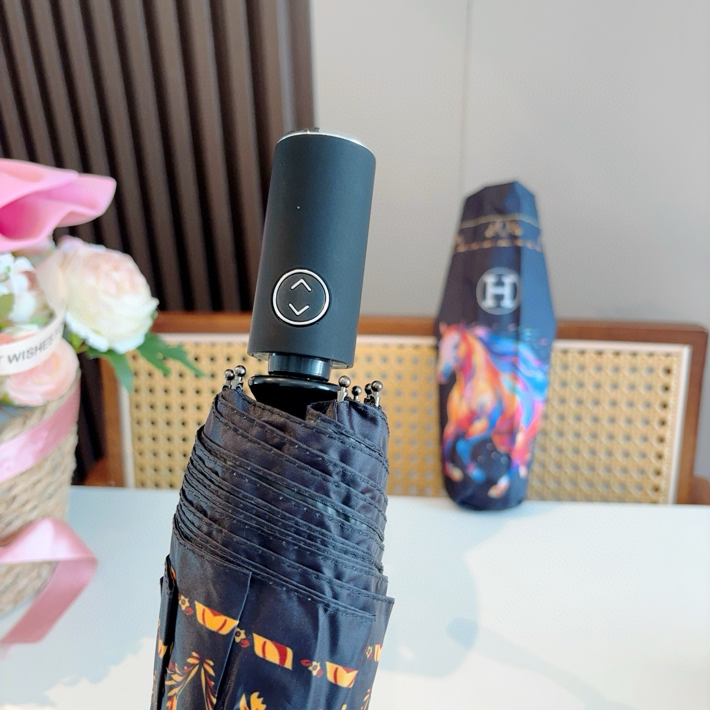爱马仕（Hermès）   新款 极品H家三折自动伞重磅呈现 以其精湛的工艺技术和源源不断的想像力 新涂