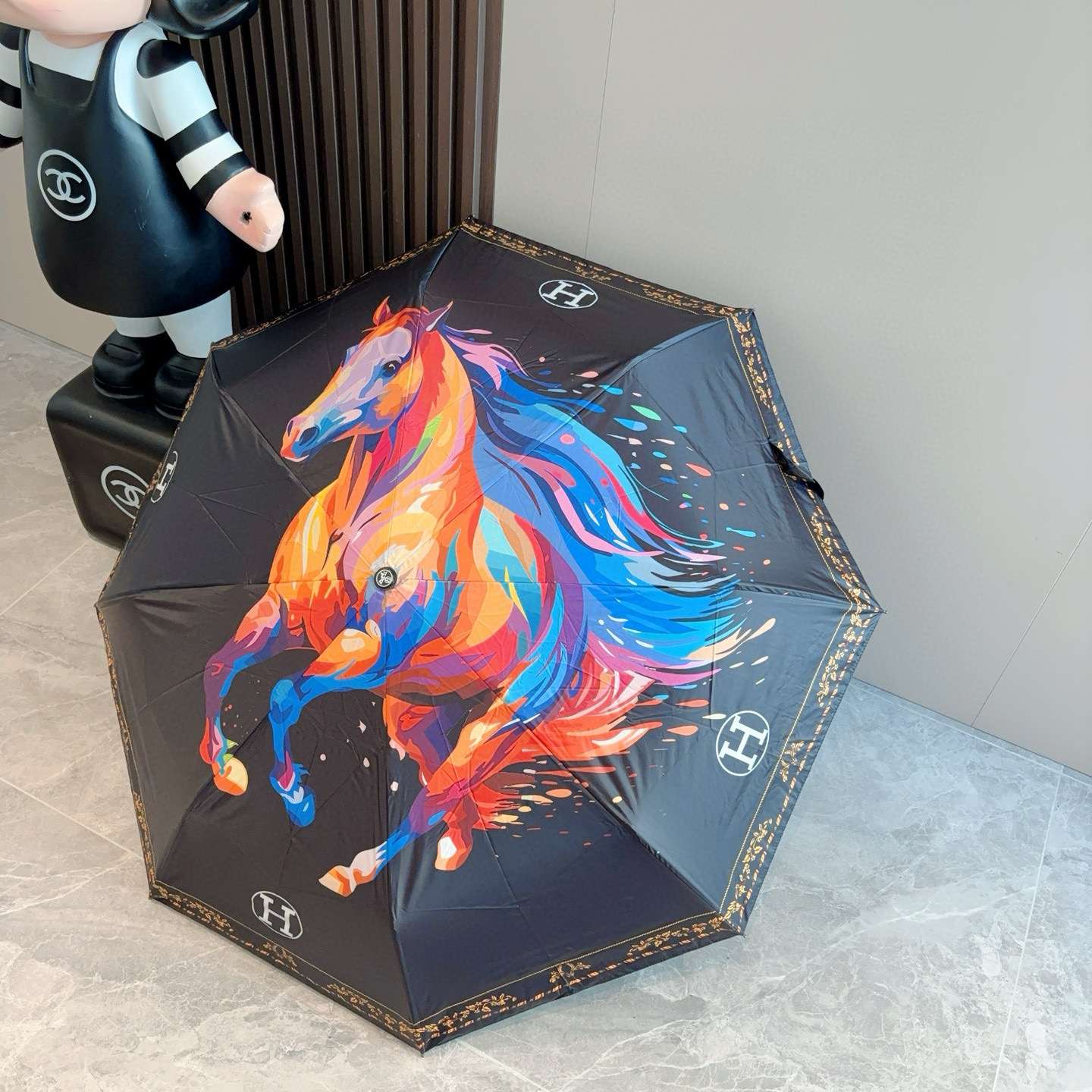 爱马仕（Hermès）   新款 极品H家三折自动伞重磅呈现 以其精湛的工艺技术和源源不断的想像力 新涂