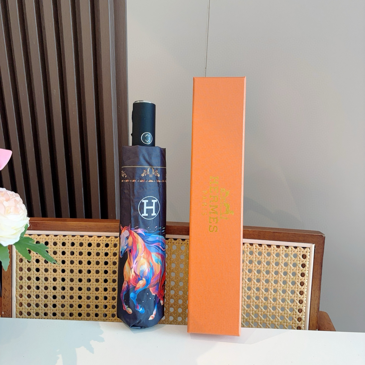 爱马仕（Hermès）   新款 极品H家三折自动伞重磅呈现 以其精湛的工艺技术和源源不断的想像力 新涂