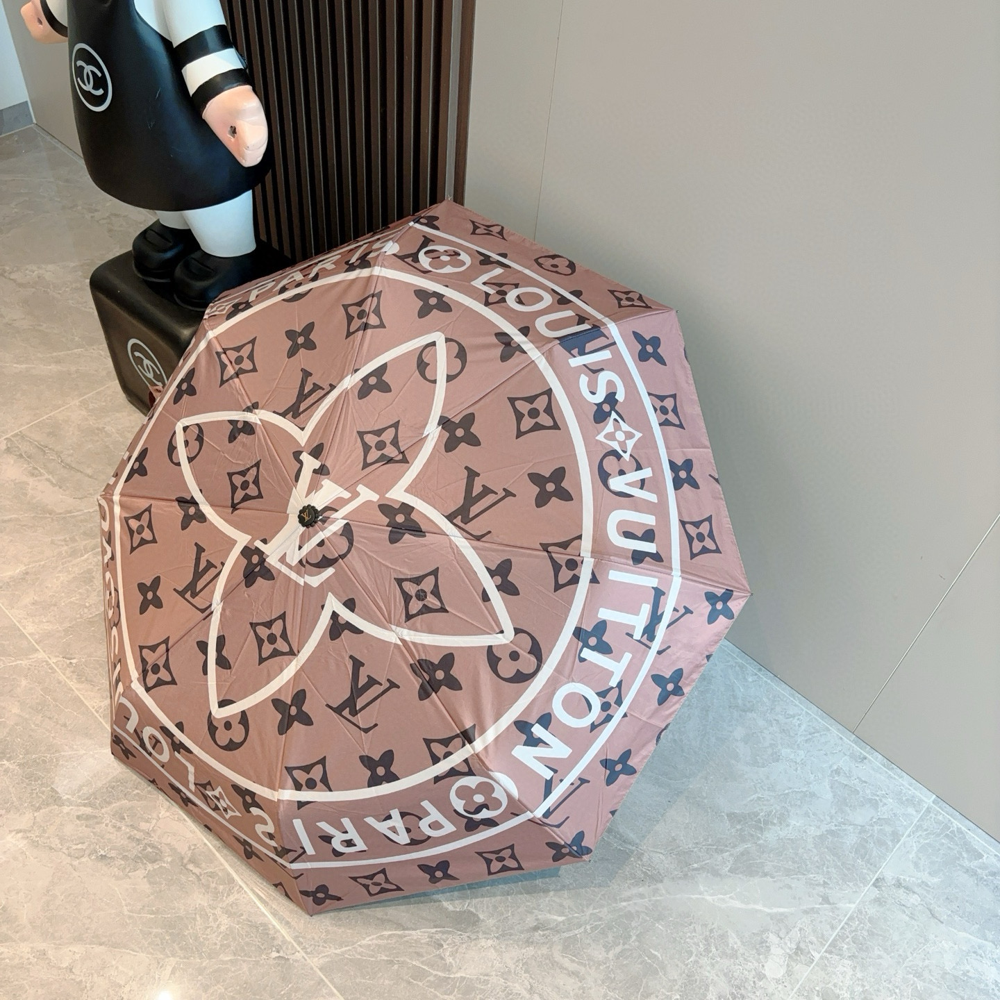 LOUIS VUITTON （路易威登）新款 三折自动折叠晴雨伞 新涂层技术深色伞面 拥有令人惊喜的遮光