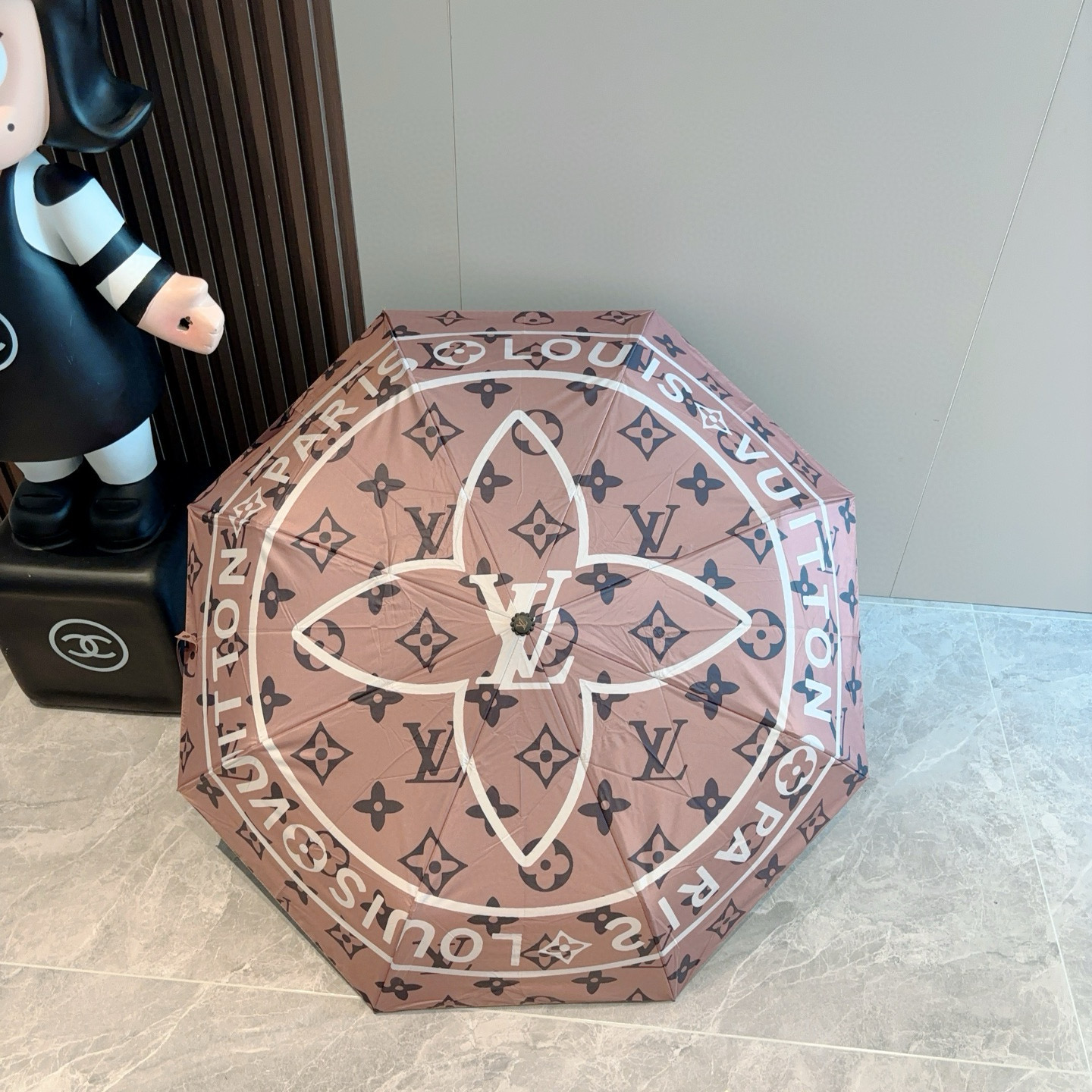 LOUIS VUITTON （路易威登）新款 三折自动折叠晴雨伞 新涂层技术深色伞面 拥有令人惊喜的遮光