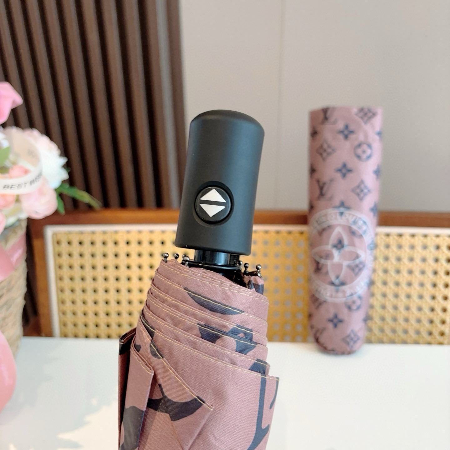 LOUIS VUITTON （路易威登）新款 三折自动折叠晴雨伞 新涂层技术深色伞面 拥有令人惊喜的遮光