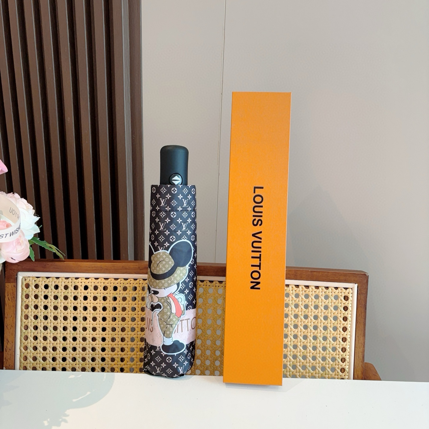 LOUIS VUITTON （路易威登）新款 三折自动折叠晴雨伞 新涂层技术深色伞面 拥有令人惊喜的遮光