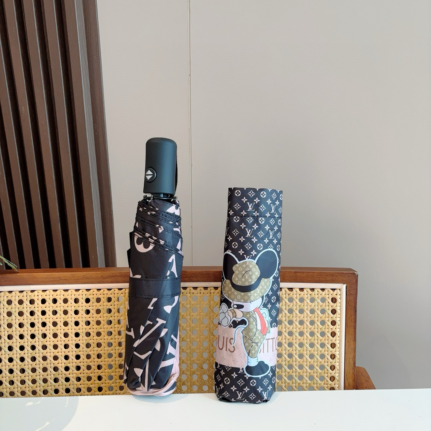 LOUIS VUITTON （路易威登）新款 三折自动折叠晴雨伞 新涂层技术深色伞面 拥有令人惊喜的遮光