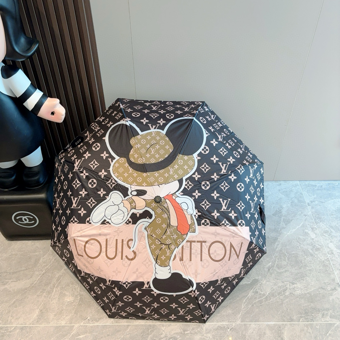 LOUIS VUITTON （路易威登）新款 三折自动折叠晴雨伞 新涂层技术深色伞面 拥有令人惊喜的遮光
