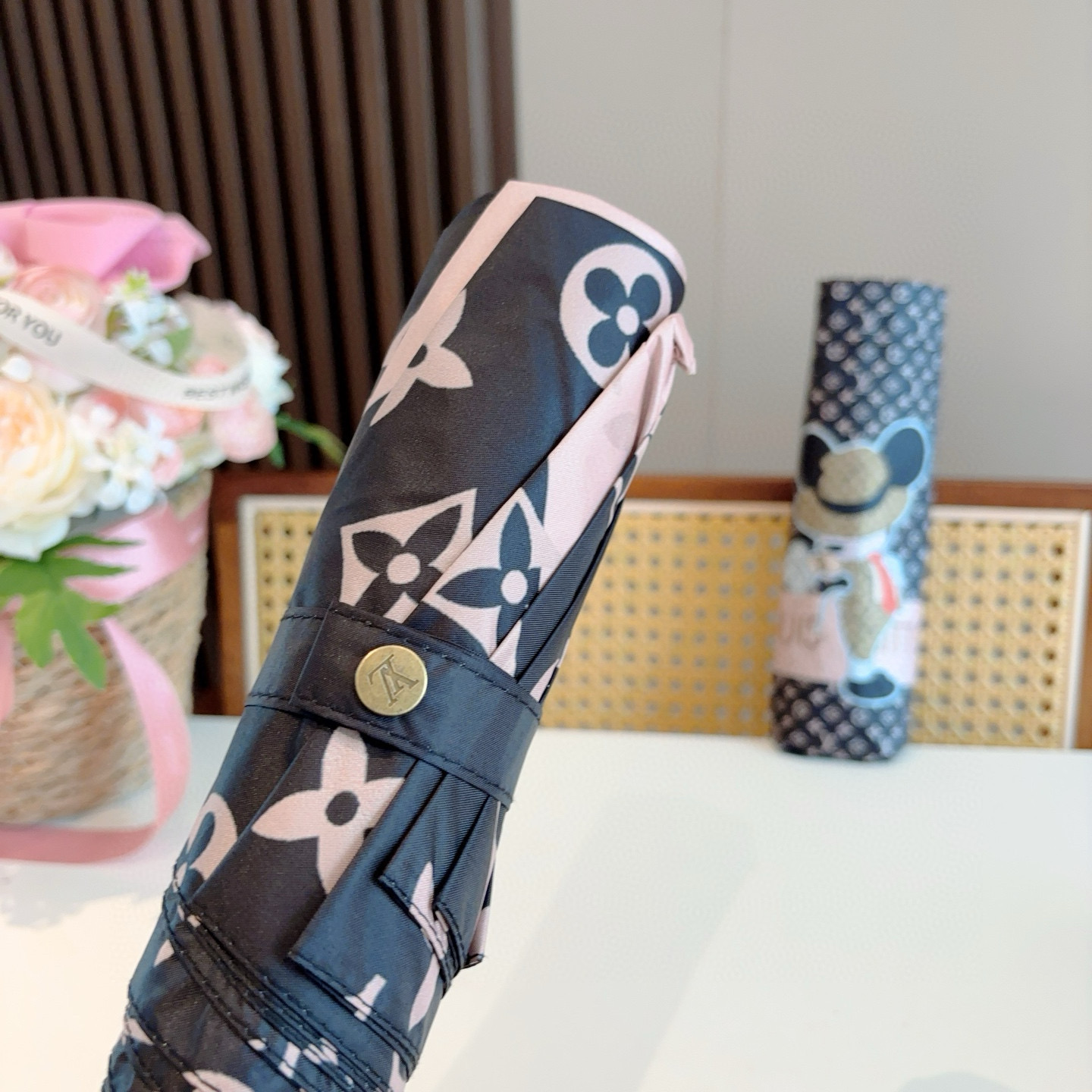 LOUIS VUITTON （路易威登）新款 三折自动折叠晴雨伞 新涂层技术深色伞面 拥有令人惊喜的遮光