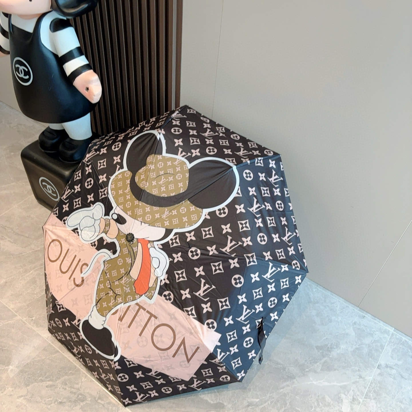 LOUIS VUITTON （路易威登）新款 三折自动折叠晴雨伞 新涂层技术深色伞面 拥有令人惊喜的遮光