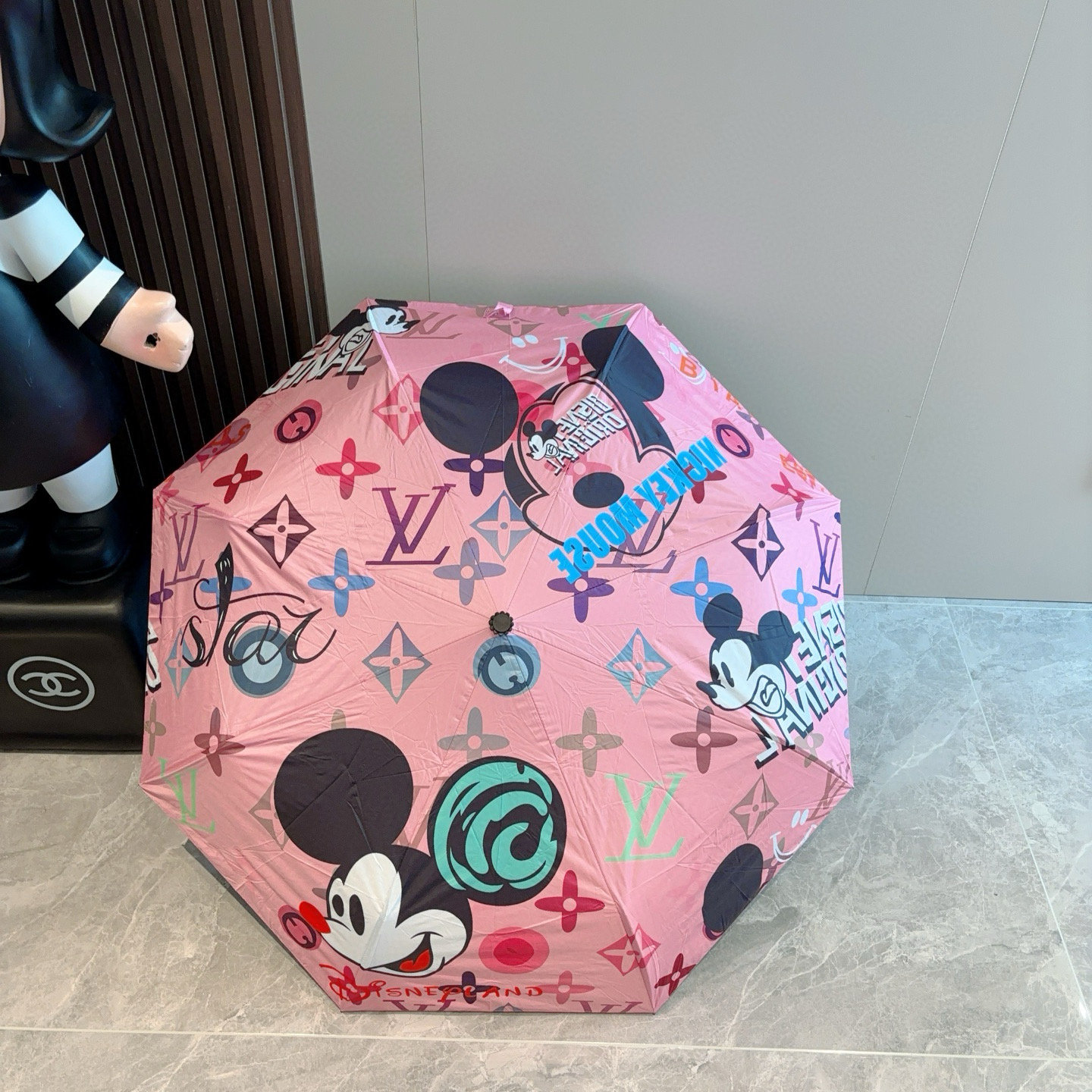 LOUIS VUITTON （路易威登）新款 三折自动折叠晴雨伞 新涂层技术深色伞面 拥有令人惊喜的遮光