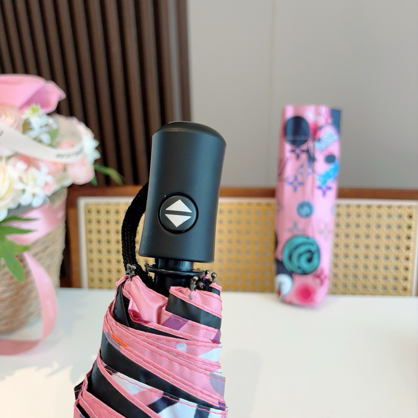 LOUIS VUITTON （路易威登）新款 三折自动折叠晴雨伞 新涂层技术深色伞面 拥有令人惊喜的遮光