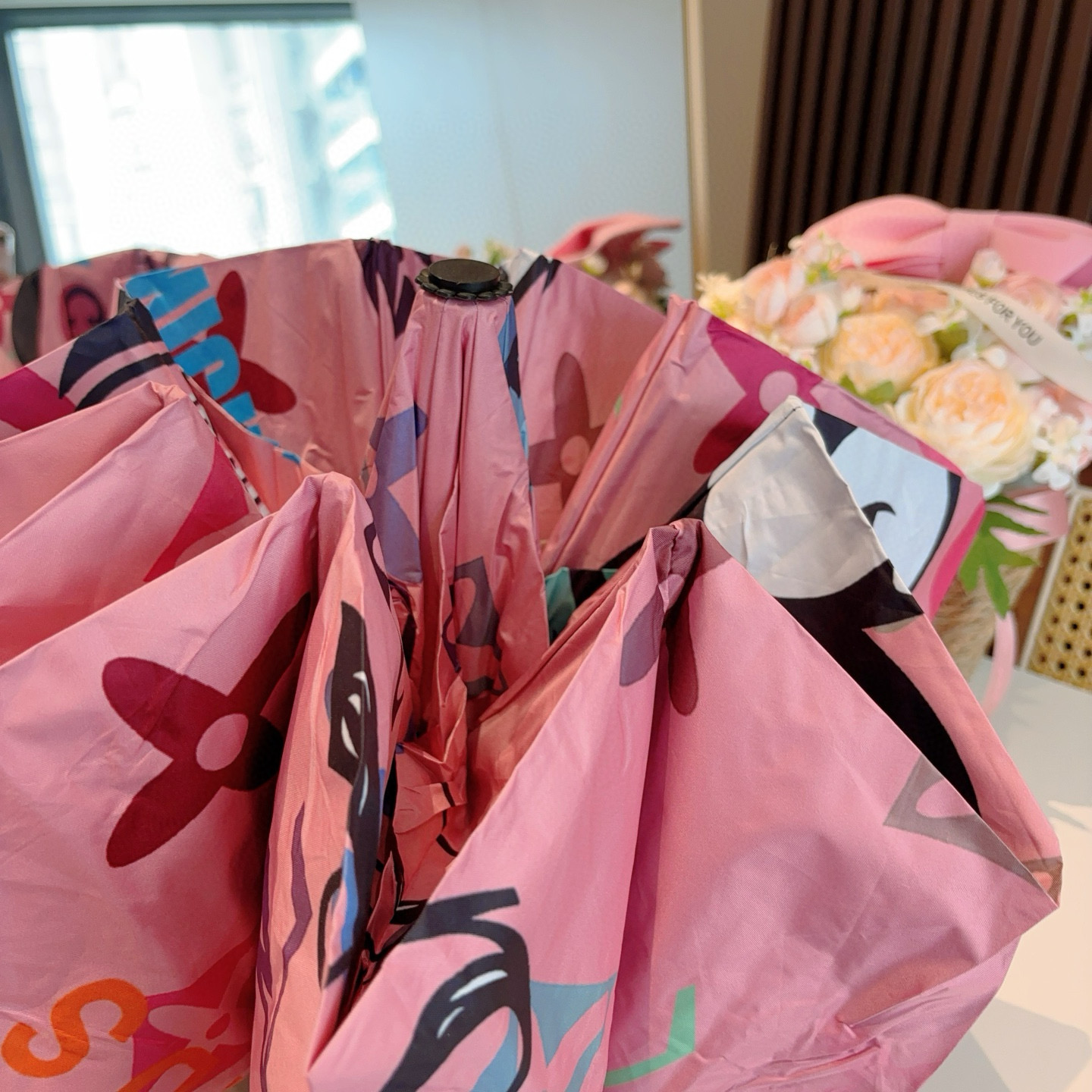 LOUIS VUITTON （路易威登）新款 三折自动折叠晴雨伞 新涂层技术深色伞面 拥有令人惊喜的遮光