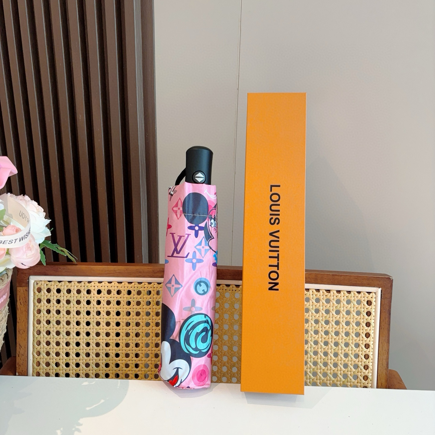 LOUIS VUITTON （路易威登）新款 三折自动折叠晴雨伞 新涂层技术深色伞面 拥有令人惊喜的遮光