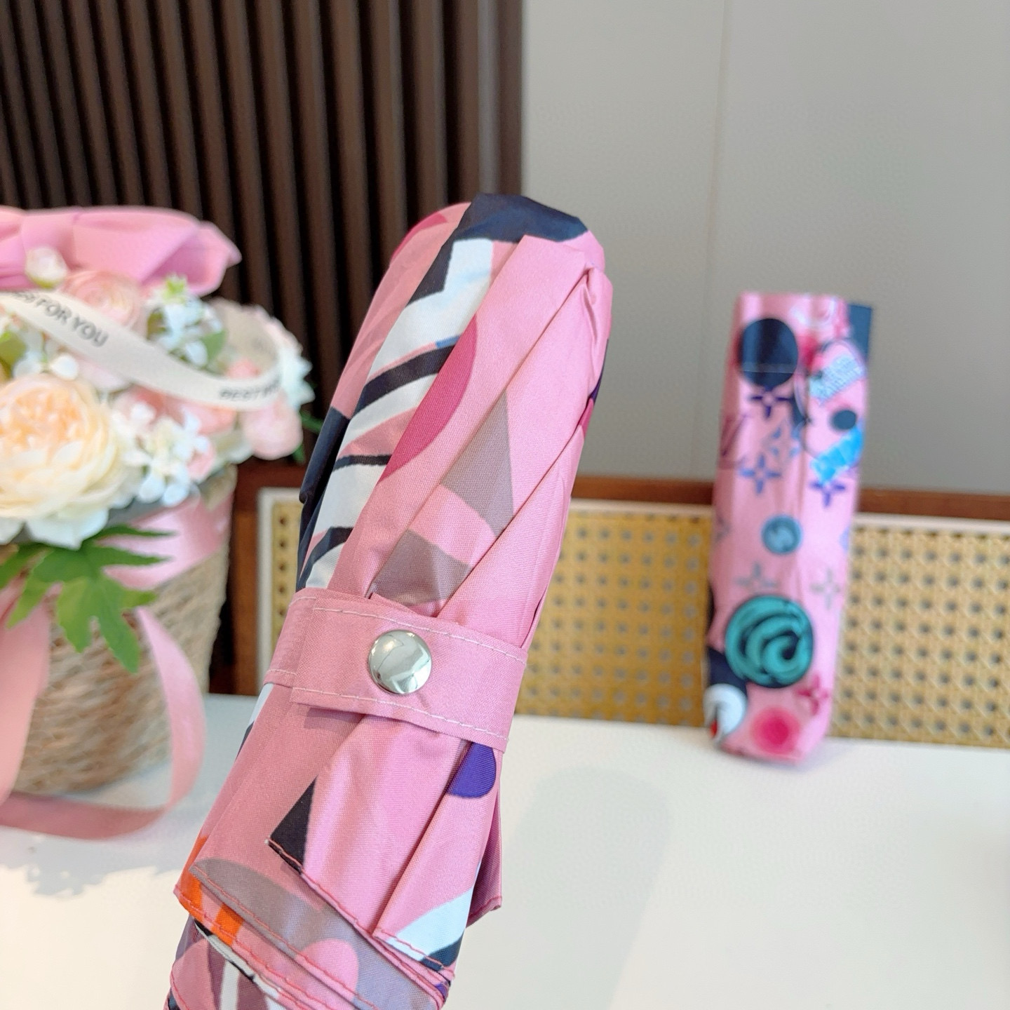 LOUIS VUITTON （路易威登）新款 三折自动折叠晴雨伞 新涂层技术深色伞面 拥有令人惊喜的遮光