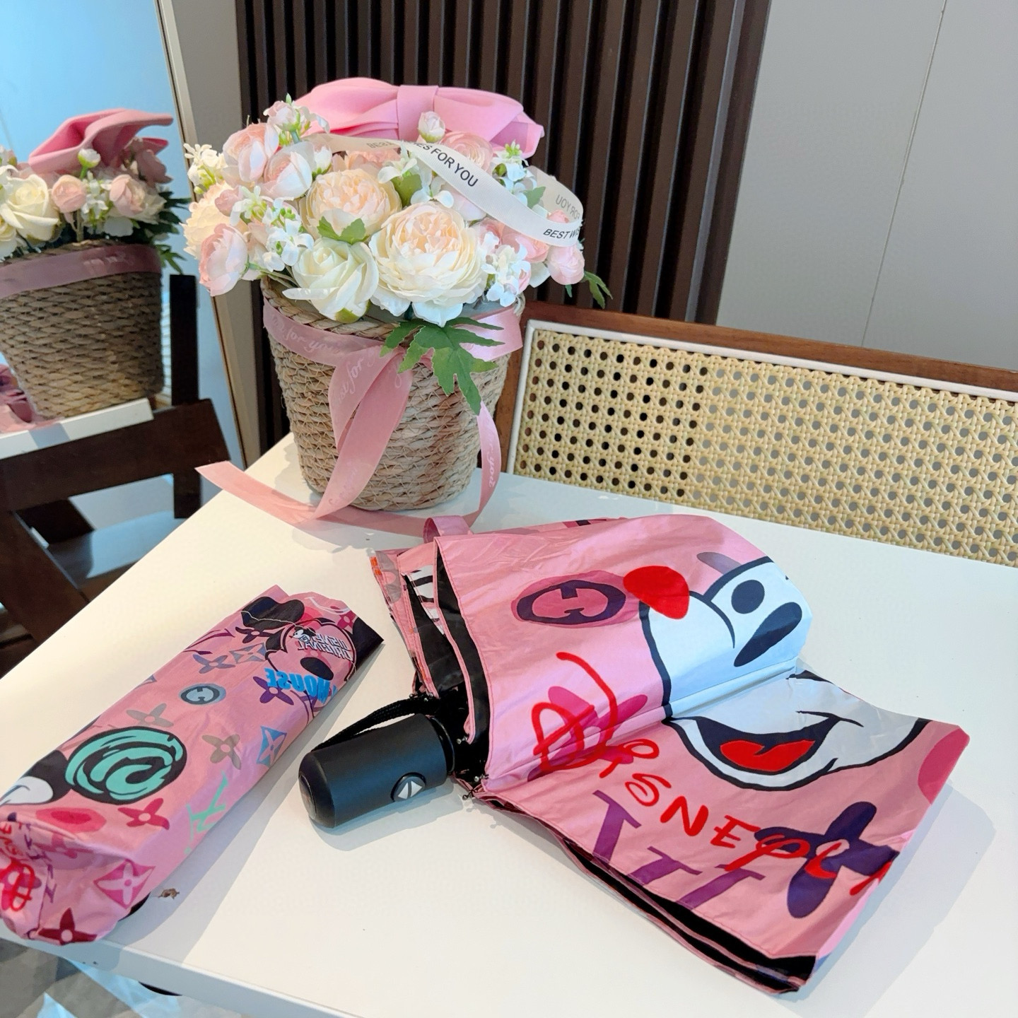 LOUIS VUITTON （路易威登）新款 三折自动折叠晴雨伞 新涂层技术深色伞面 拥有令人惊喜的遮光