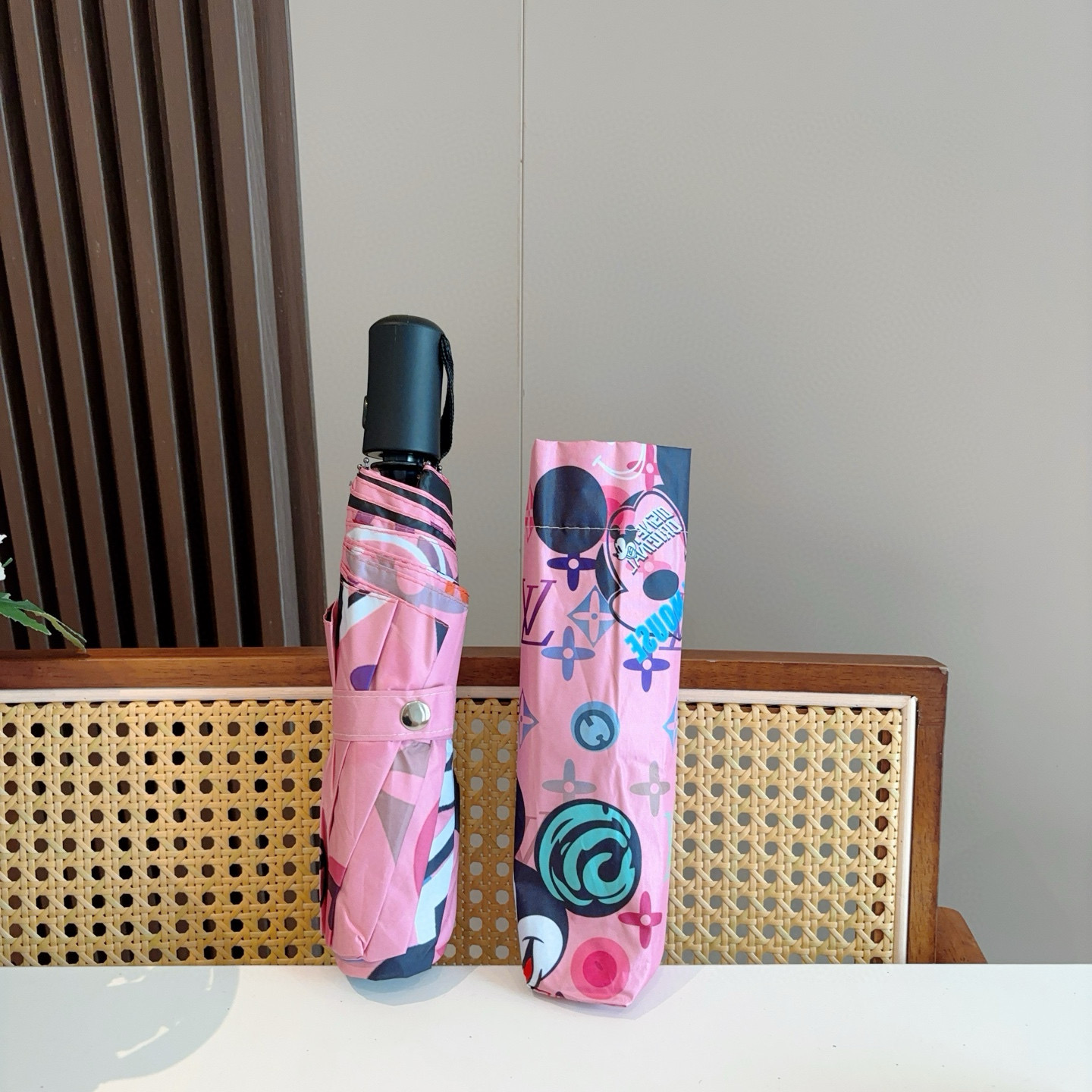LOUIS VUITTON （路易威登）新款 三折自动折叠晴雨伞 新涂层技术深色伞面 拥有令人惊喜的遮光