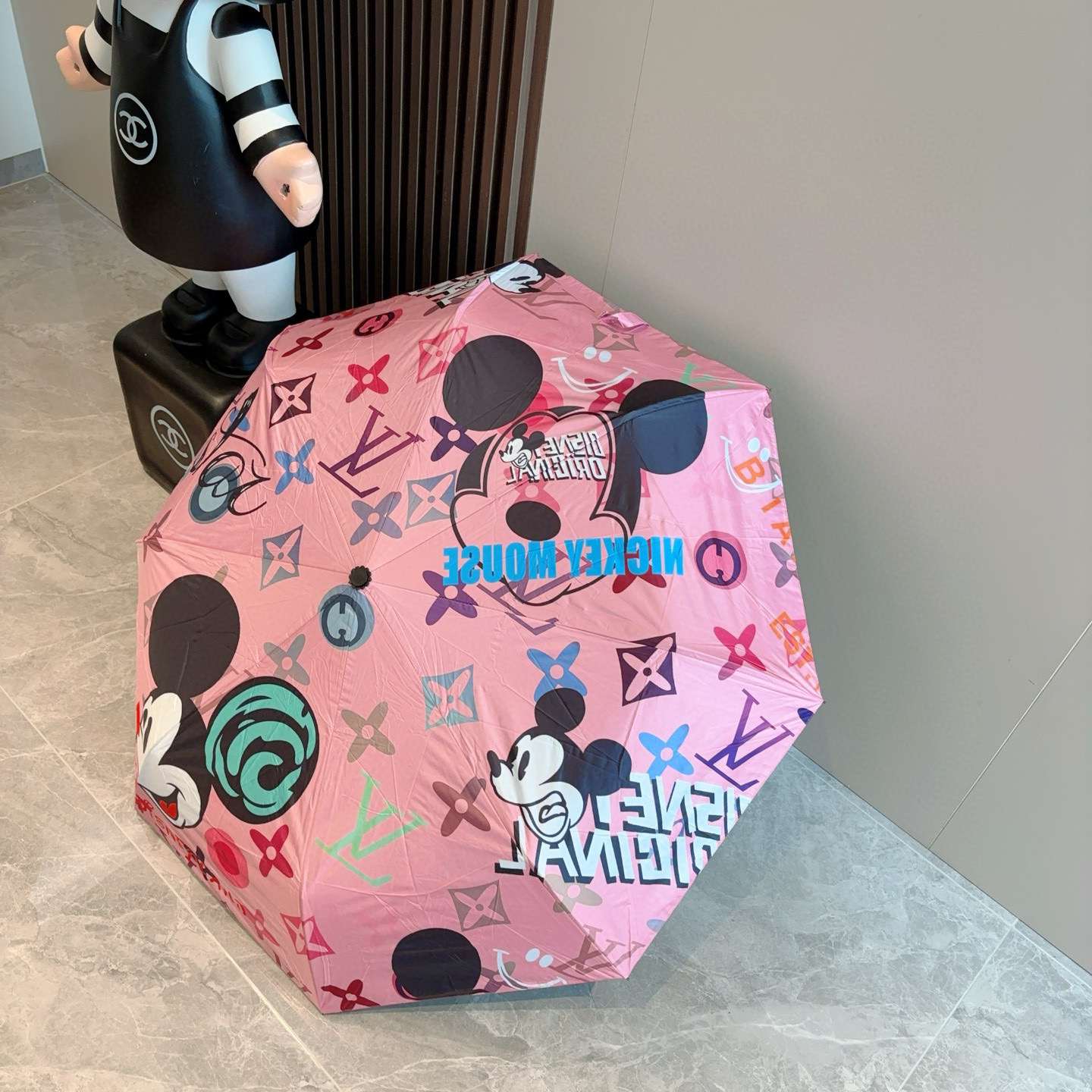 LOUIS VUITTON （路易威登）新款 三折自动折叠晴雨伞 新涂层技术深色伞面 拥有令人惊喜的遮光