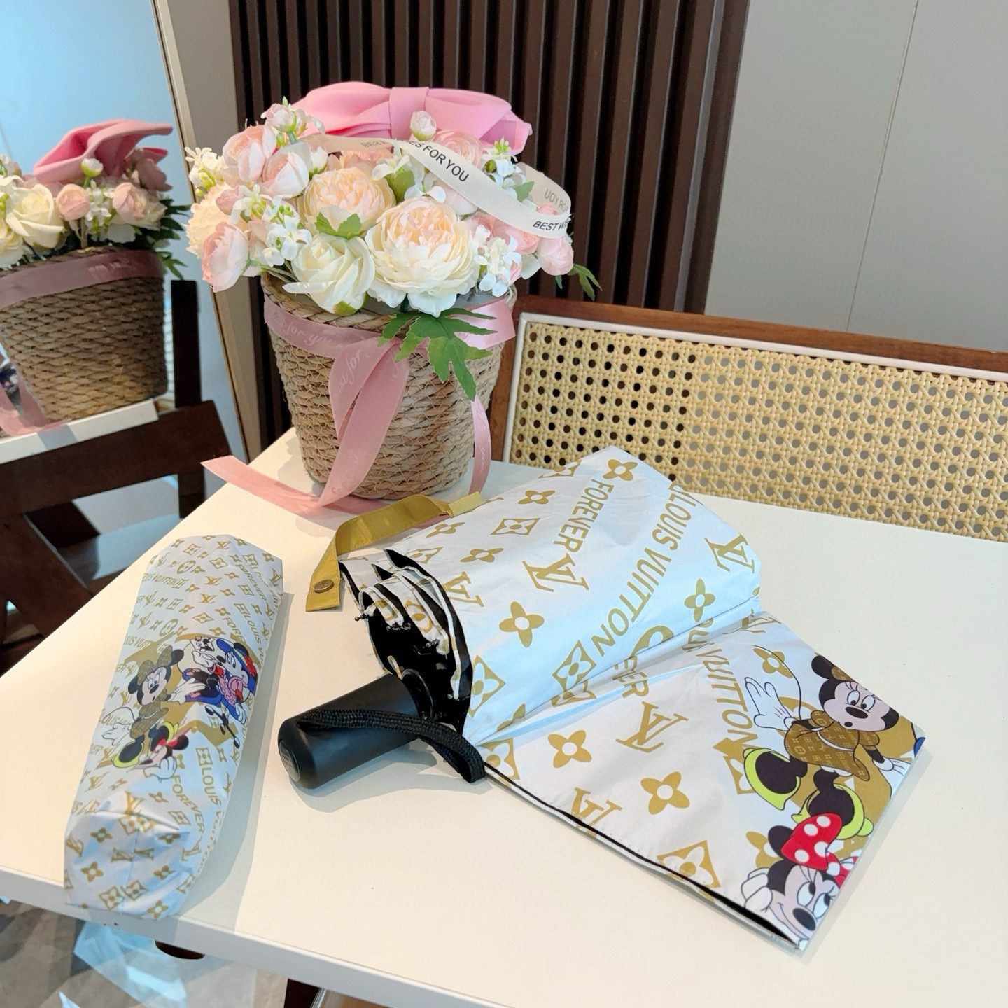 LOUIS VUITTON （路易威登）新款 三折自动折叠晴雨伞 新涂层技术深色伞面 拥有令人惊喜的遮光