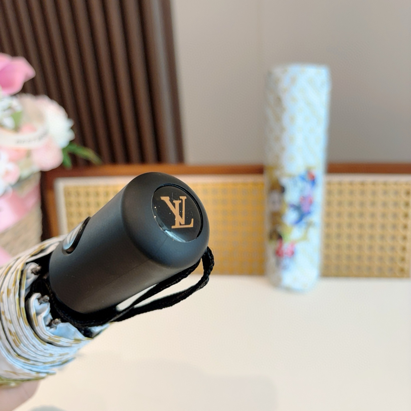 LOUIS VUITTON （路易威登）新款 三折自动折叠晴雨伞 新涂层技术深色伞面 拥有令人惊喜的遮光