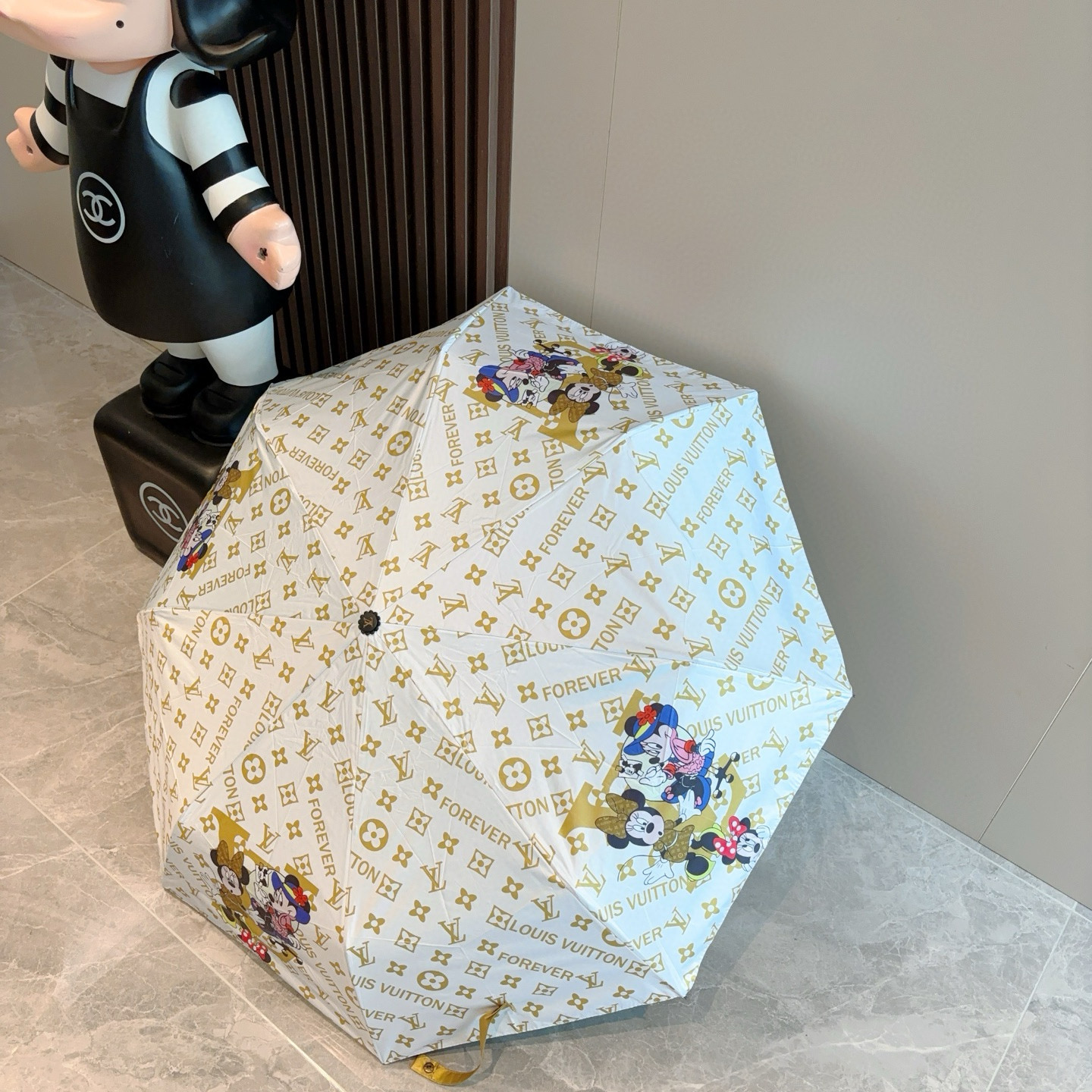 LOUIS VUITTON （路易威登）新款 三折自动折叠晴雨伞 新涂层技术深色伞面 拥有令人惊喜的遮光