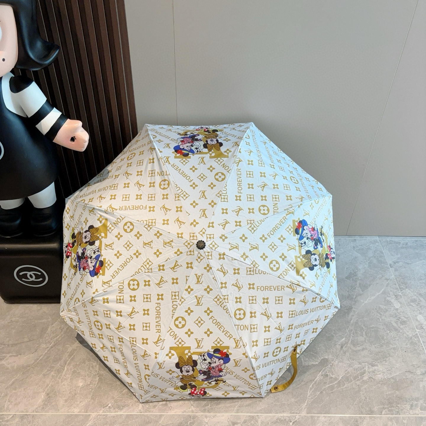 LOUIS VUITTON （路易威登）新款 三折自动折叠晴雨伞 新涂层技术深色伞面 拥有令人惊喜的遮光