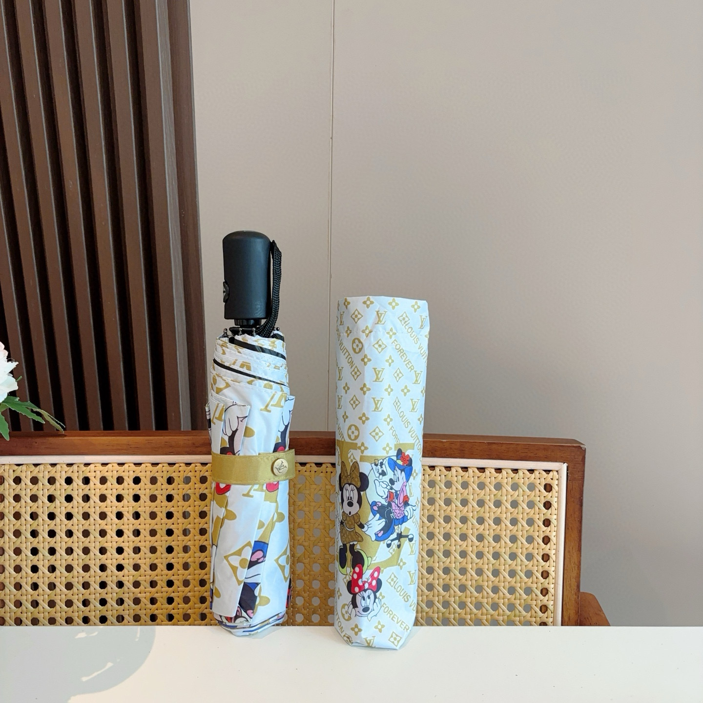LOUIS VUITTON （路易威登）新款 三折自动折叠晴雨伞 新涂层技术深色伞面 拥有令人惊喜的遮光