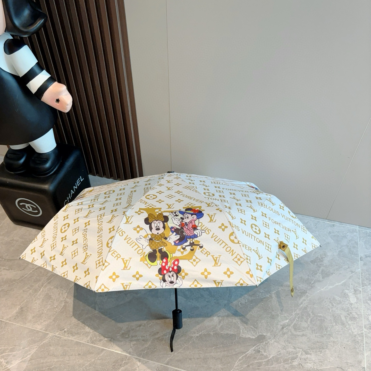 LOUIS VUITTON （路易威登）新款 三折自动折叠晴雨伞 新涂层技术深色伞面 拥有令人惊喜的遮光