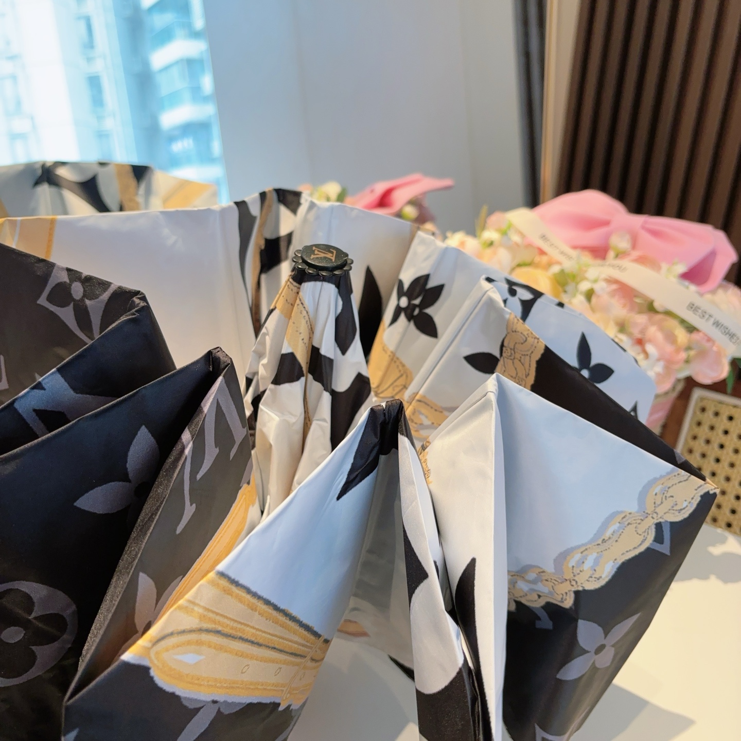 LOUIS VUITTON （路易威登）新款 三折自动折叠晴雨伞 新涂层技术深色伞面 拥有令人惊喜的遮光