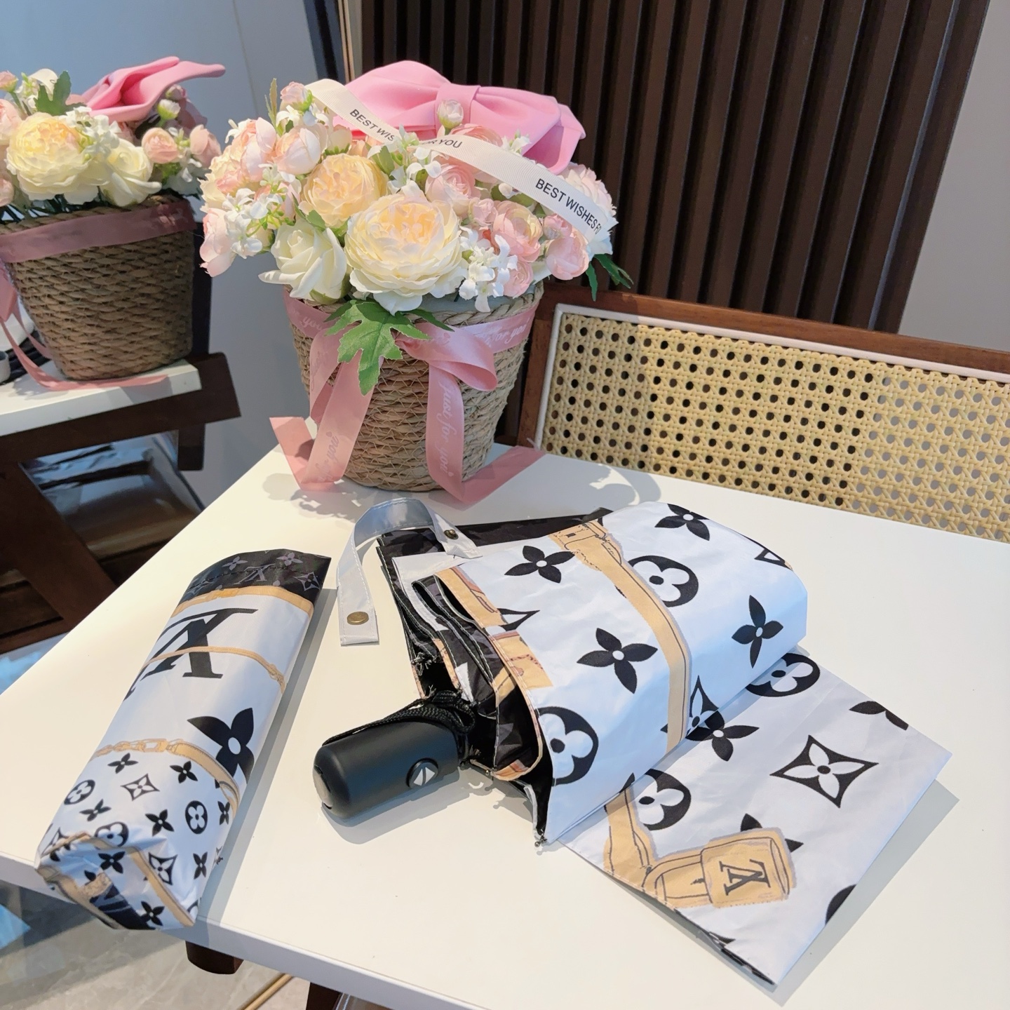 LOUIS VUITTON （路易威登）新款 三折自动折叠晴雨伞 新涂层技术深色伞面 拥有令人惊喜的遮光