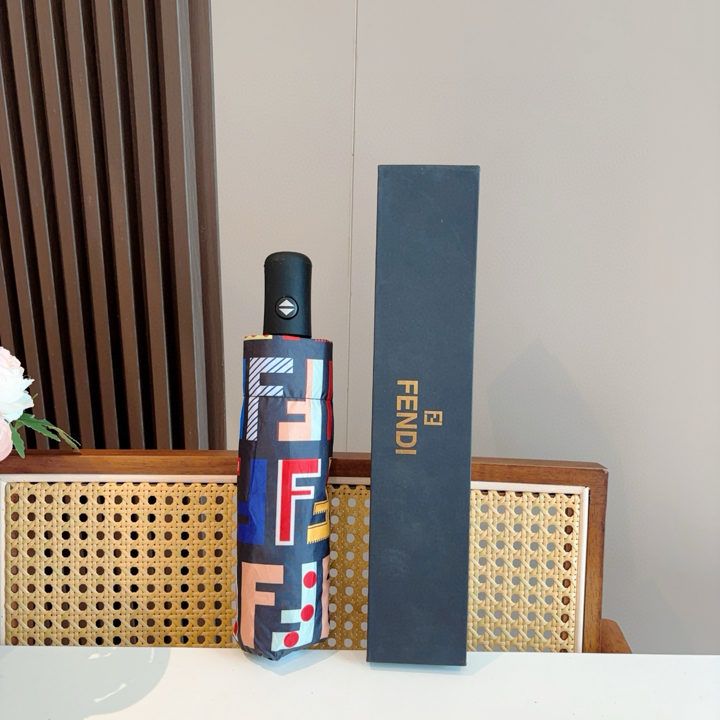  FENDI（芬迪）三折自动折叠晴雨伞 年度最新火爆单品  原单代工级品质 第一代210T碰击布防嗮拒水