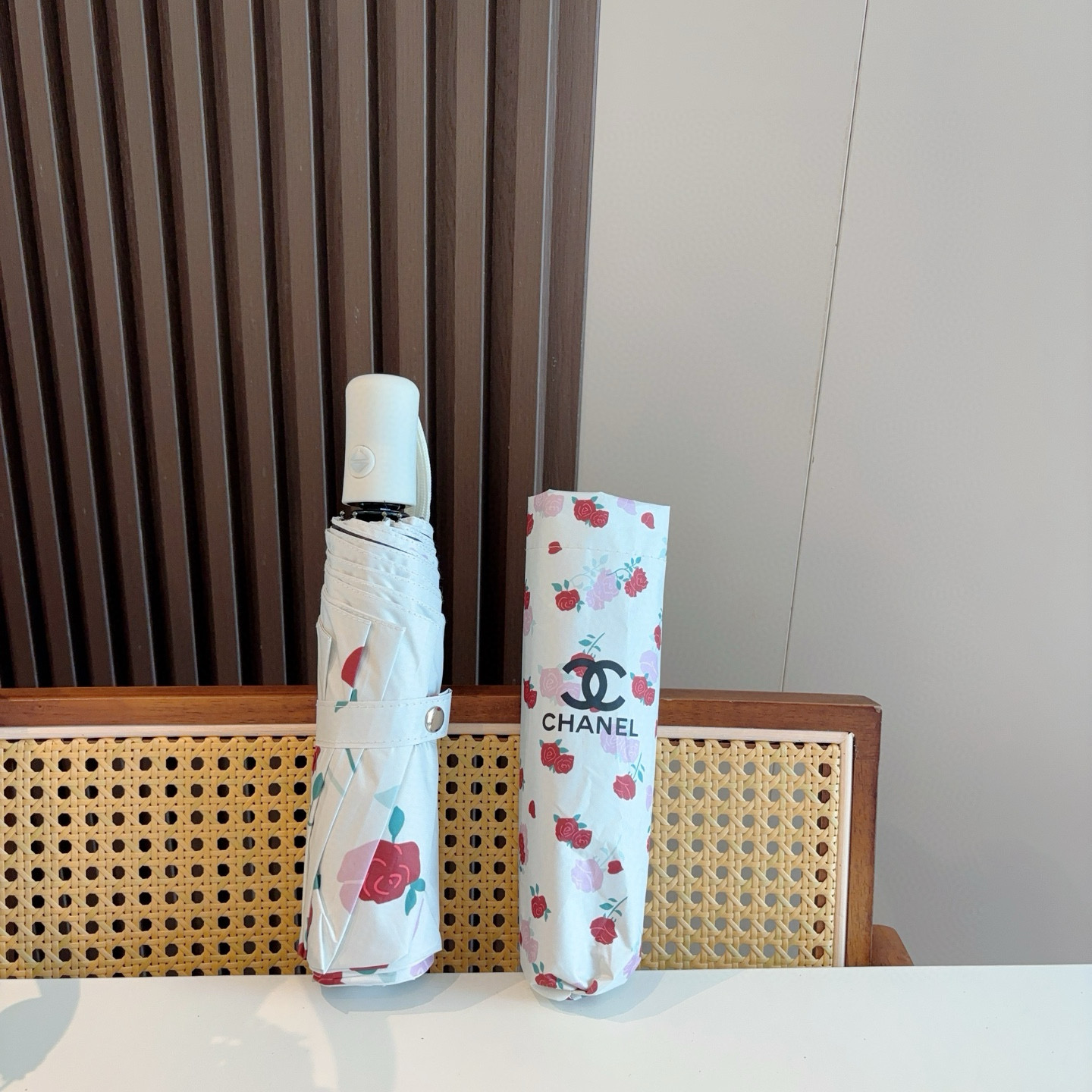  CHANEL（香奈儿）三折自动折叠晴雨伞 集合香奈儿灵魂LOGO为一体的设计风格高雅奢华 带在身上带来