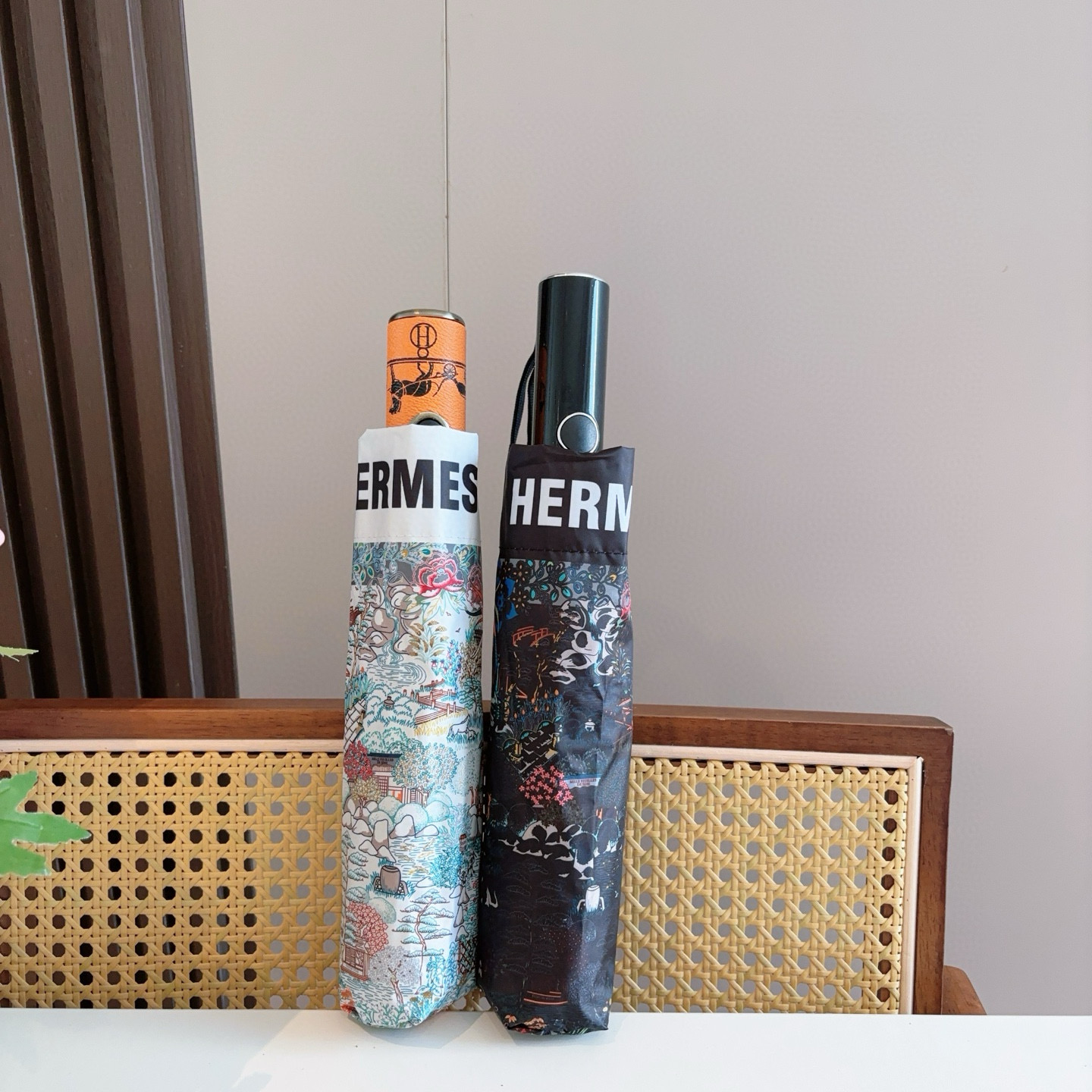 爱马仕（Hermès）   新款 极品H家三折自动伞重磅呈现 以其精湛的工艺技术和源源不断的想像力 新涂