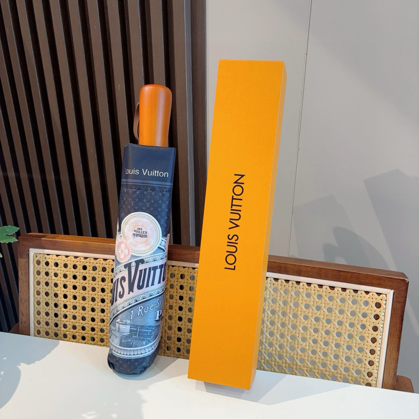 LOUIS VUITTON （路易威登）新款 三折自动折叠晴雨伞 新涂层技术深色伞面 拥有令人惊喜的遮光