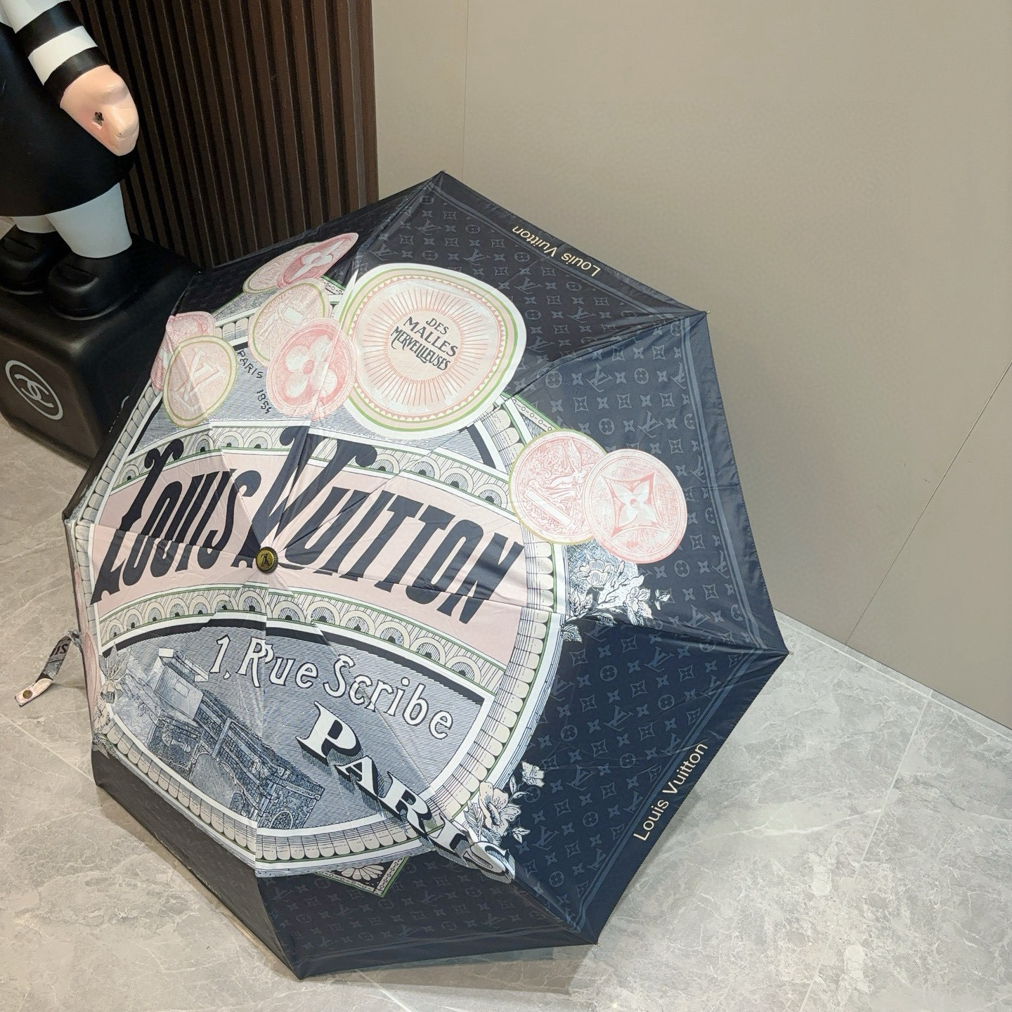LOUIS VUITTON （路易威登）新款 三折自动折叠晴雨伞 新涂层技术深色伞面 拥有令人惊喜的遮光
