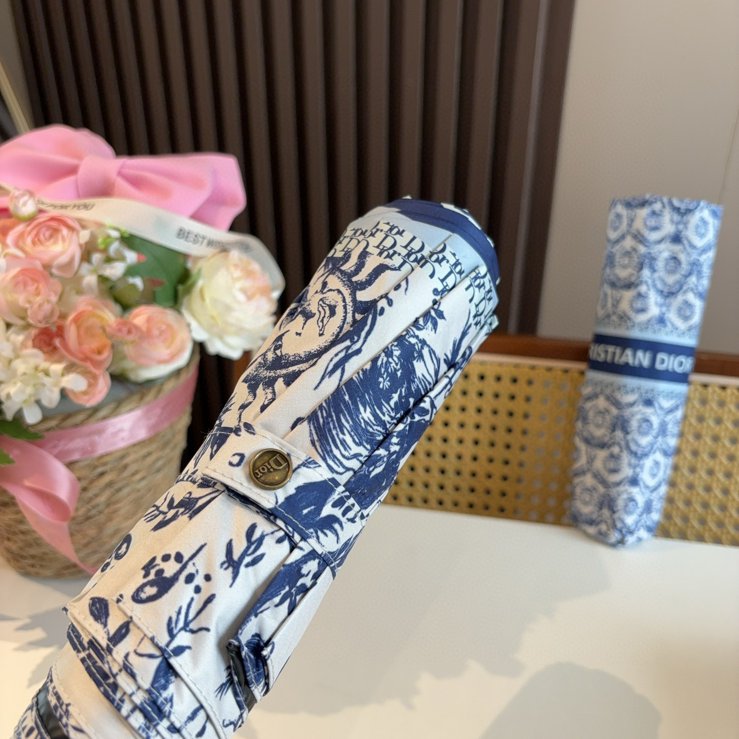  DIOR（迪奥） 三折自动折叠晴雨伞  时尚原单代工品质 细节精致 看得见的品质 打破一成不变 色泽纯