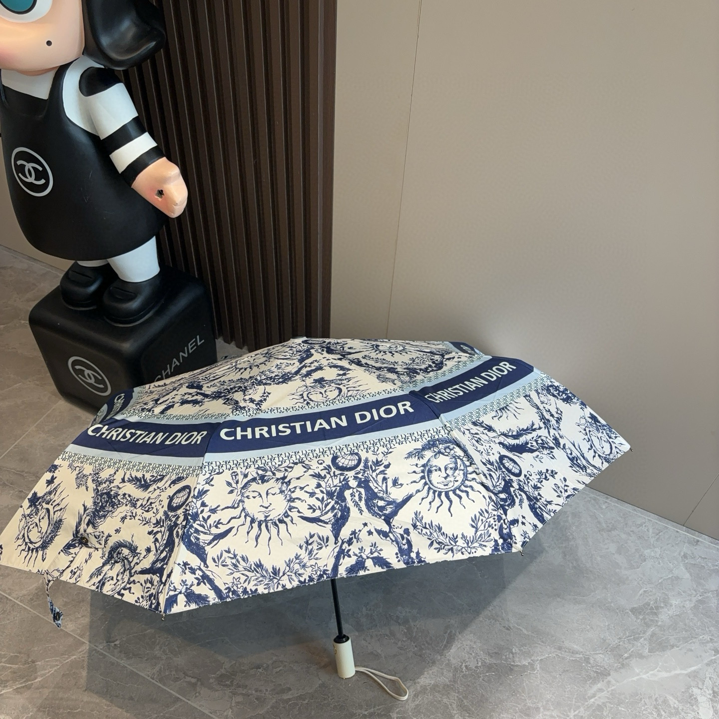  DIOR（迪奥） 三折自动折叠晴雨伞  时尚原单代工品质 细节精致 看得见的品质 打破一成不变 色泽纯
