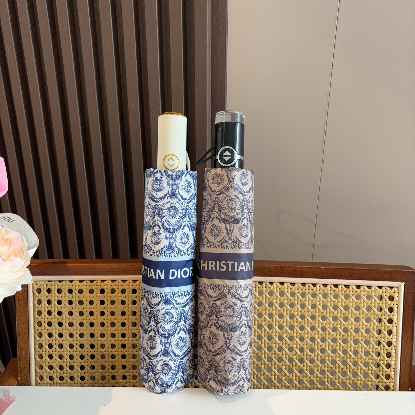  DIOR（迪奥） 三折自动折叠晴雨伞  时尚原单代工品质 细节精致 看得见的品质 打破一成不变 色泽纯