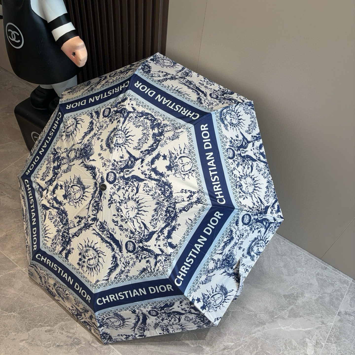  DIOR（迪奥） 三折自动折叠晴雨伞  时尚原单代工品质 细节精致 看得见的品质 打破一成不变 色泽纯